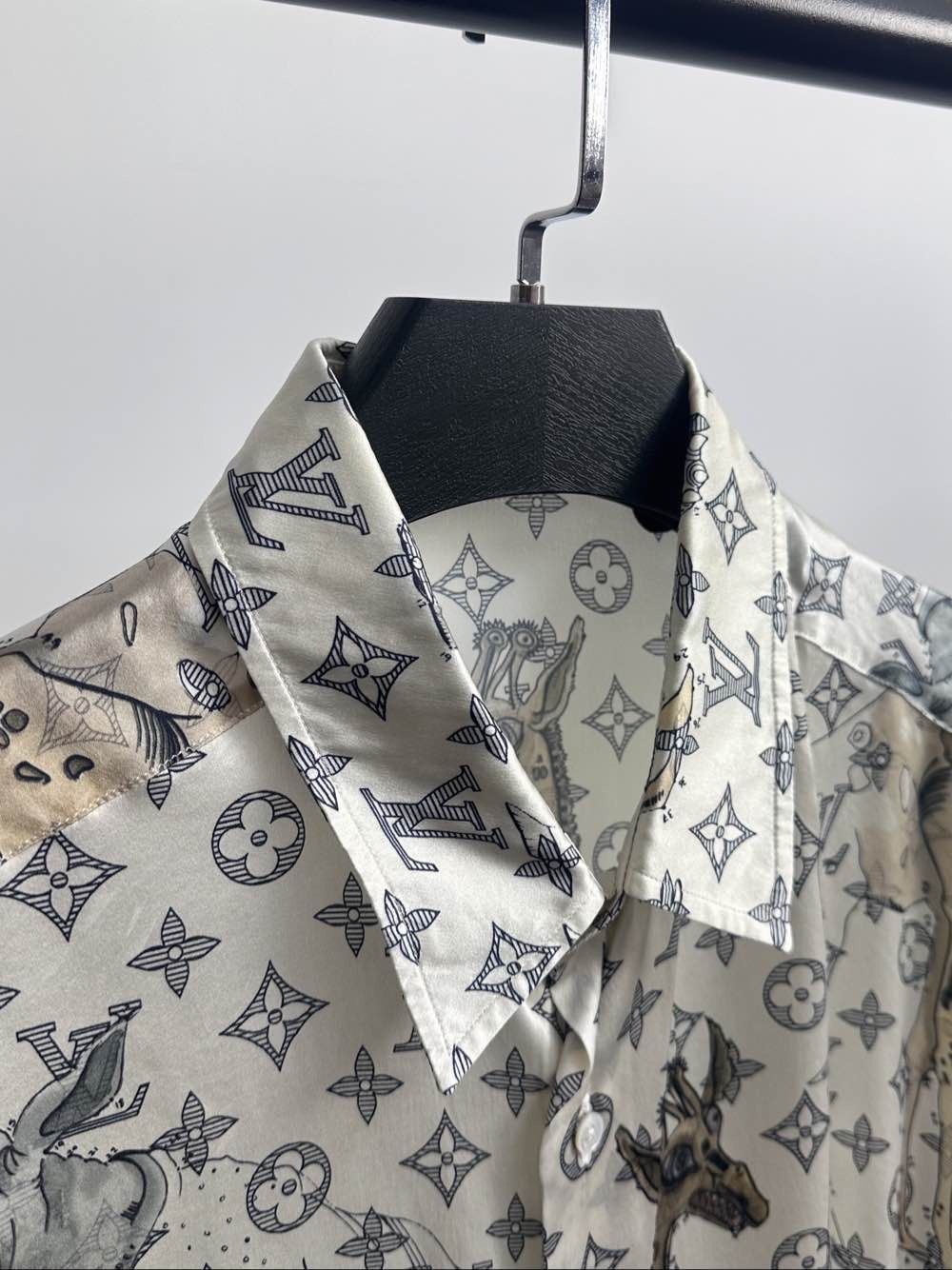 Louis Vuitton Luxurious Silk Animal Monogram Button-Up Shirt Size US XL / EU 56 / 4 - 5 Thumbnail