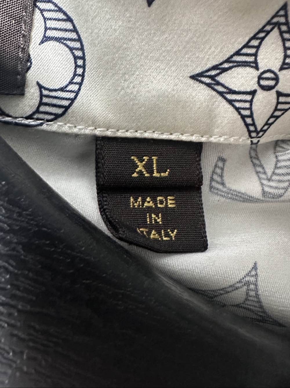 Louis Vuitton Luxurious Silk Animal Monogram Button-Up Shirt Size US XL / EU 56 / 4 - 8 Thumbnail