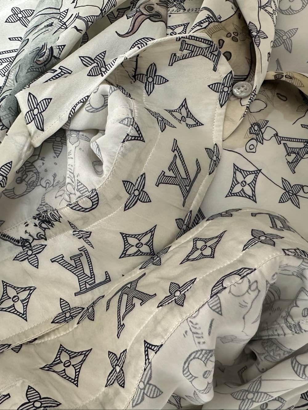 Louis Vuitton Luxurious Silk Animal Monogram Button-Up Shirt Size US XL / EU 56 / 4 - 6 Thumbnail