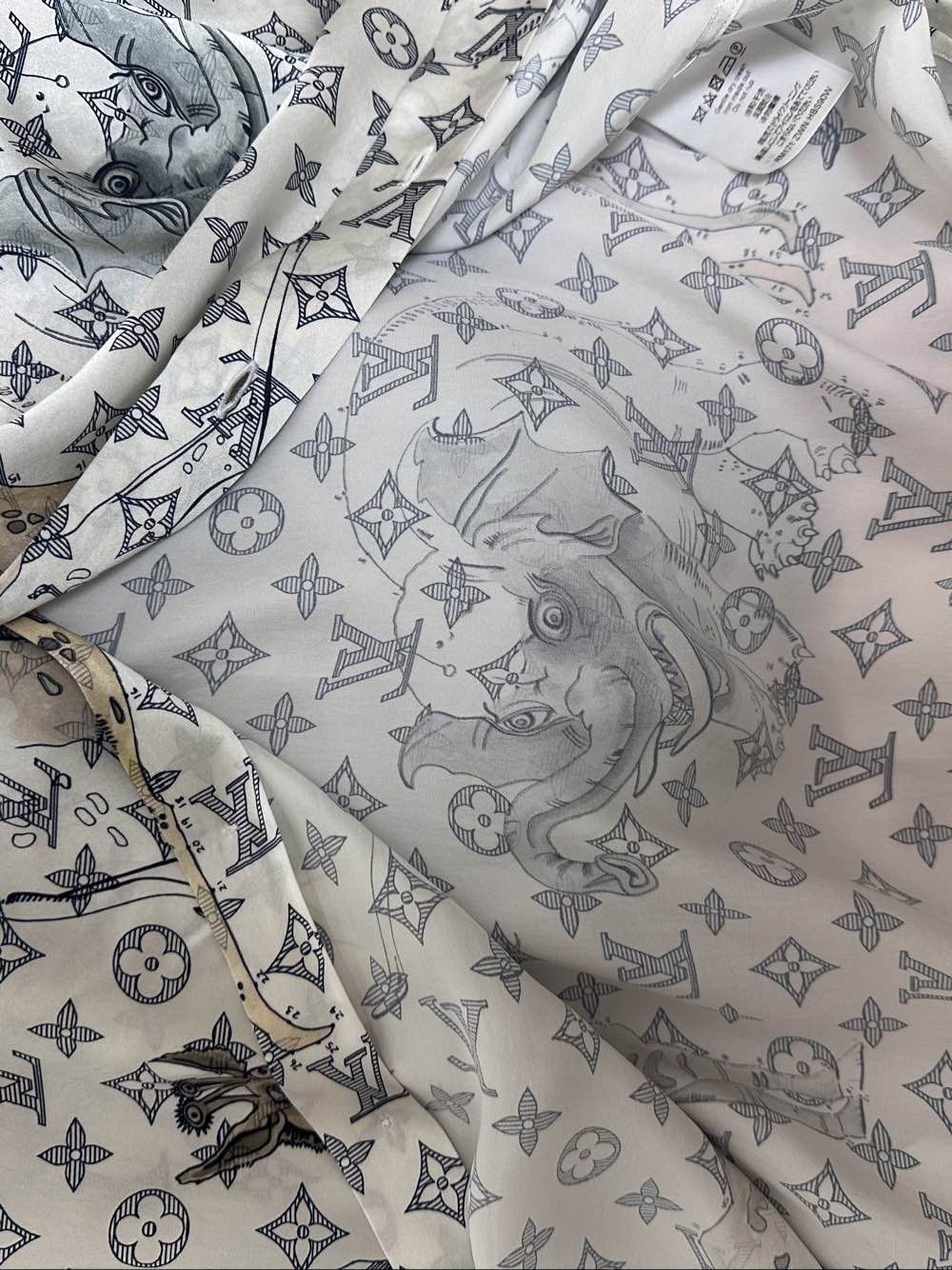 Louis Vuitton Luxurious Silk Animal Monogram Button-Up Shirt Size US XL / EU 56 / 4 - 7 Thumbnail