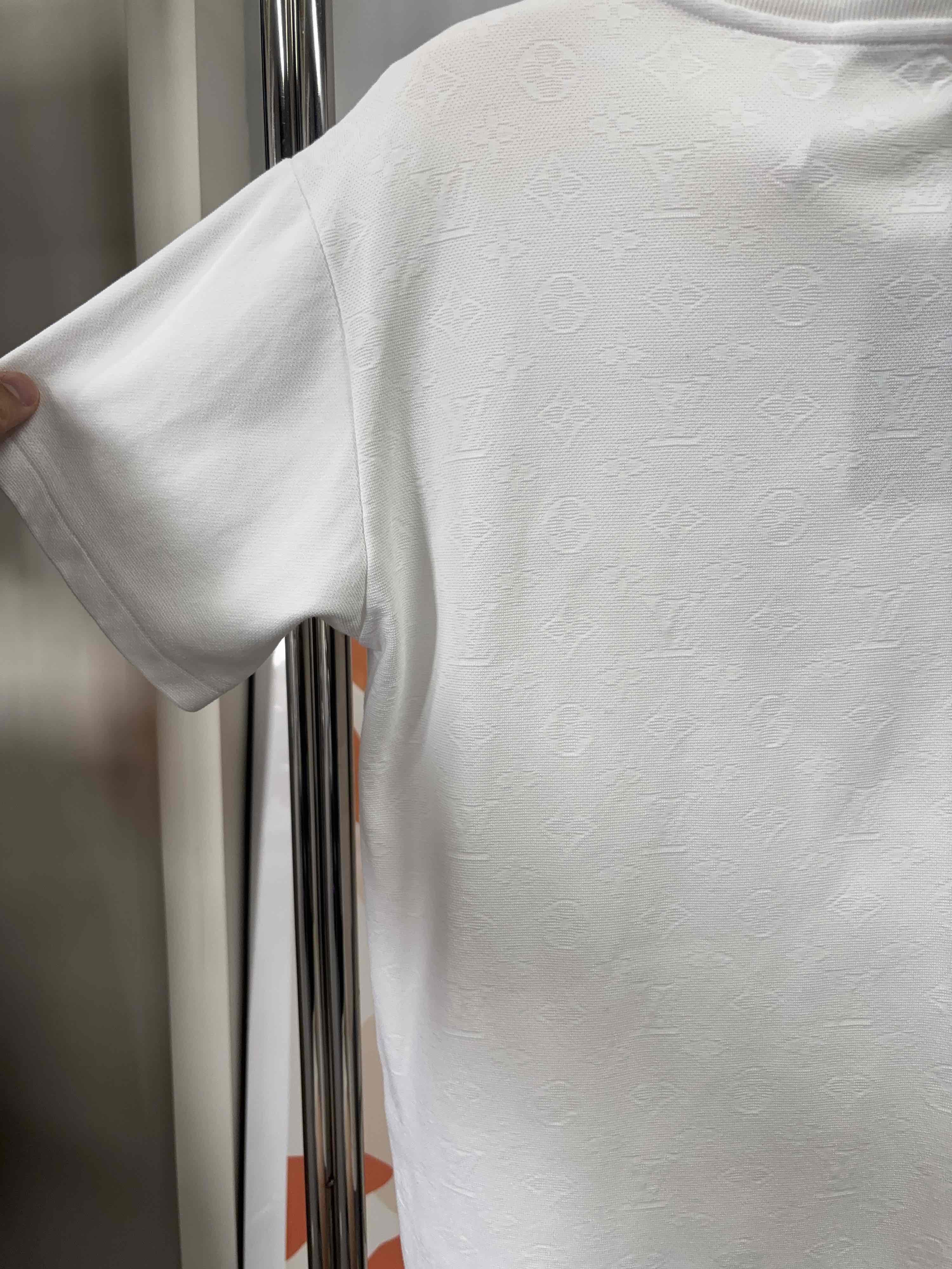 Louis Vuitton Monogram Pocket T-Shirt in White Size US S / EU 44-46 / 1 - 9 Thumbnail