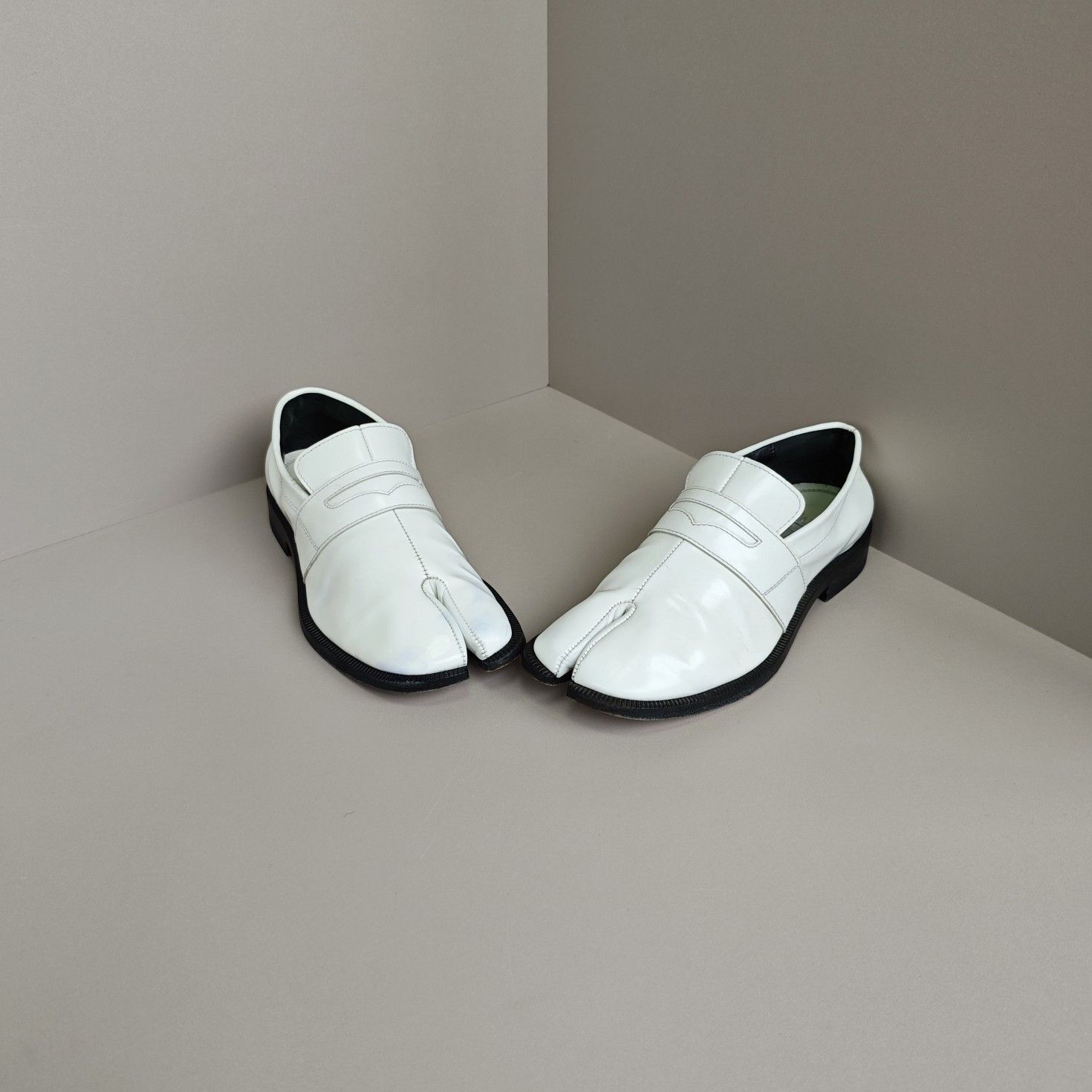 Maison Margiela Maison Margiela White Tabi Loafers Size 36 Size US 6 / IT 36 - 2 Thumbnail