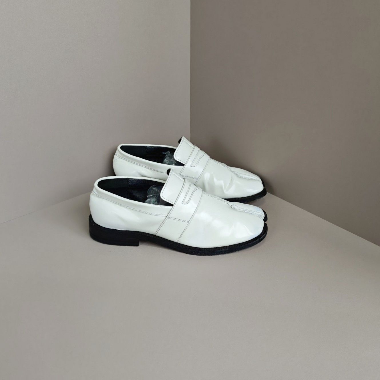 Maison Margiela Maison Margiela White Tabi Loafers Size 36 Size US 6 / IT 36 - 6 Thumbnail