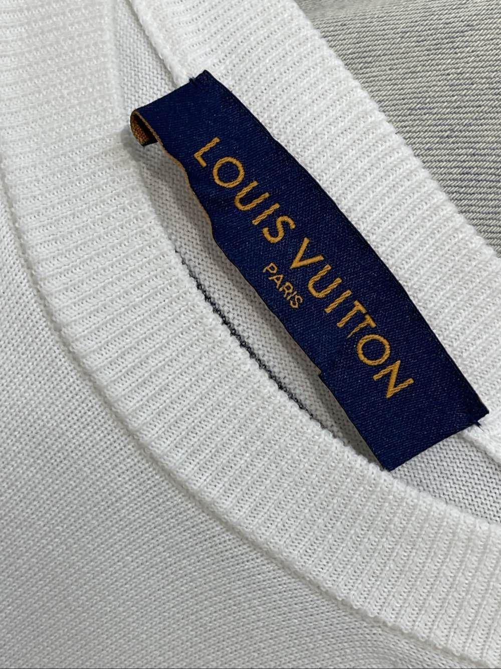 Louis Vuitton Logo Print White T-Shirt in Size S Size US S / EU 44-46 / 1 - 3 Thumbnail