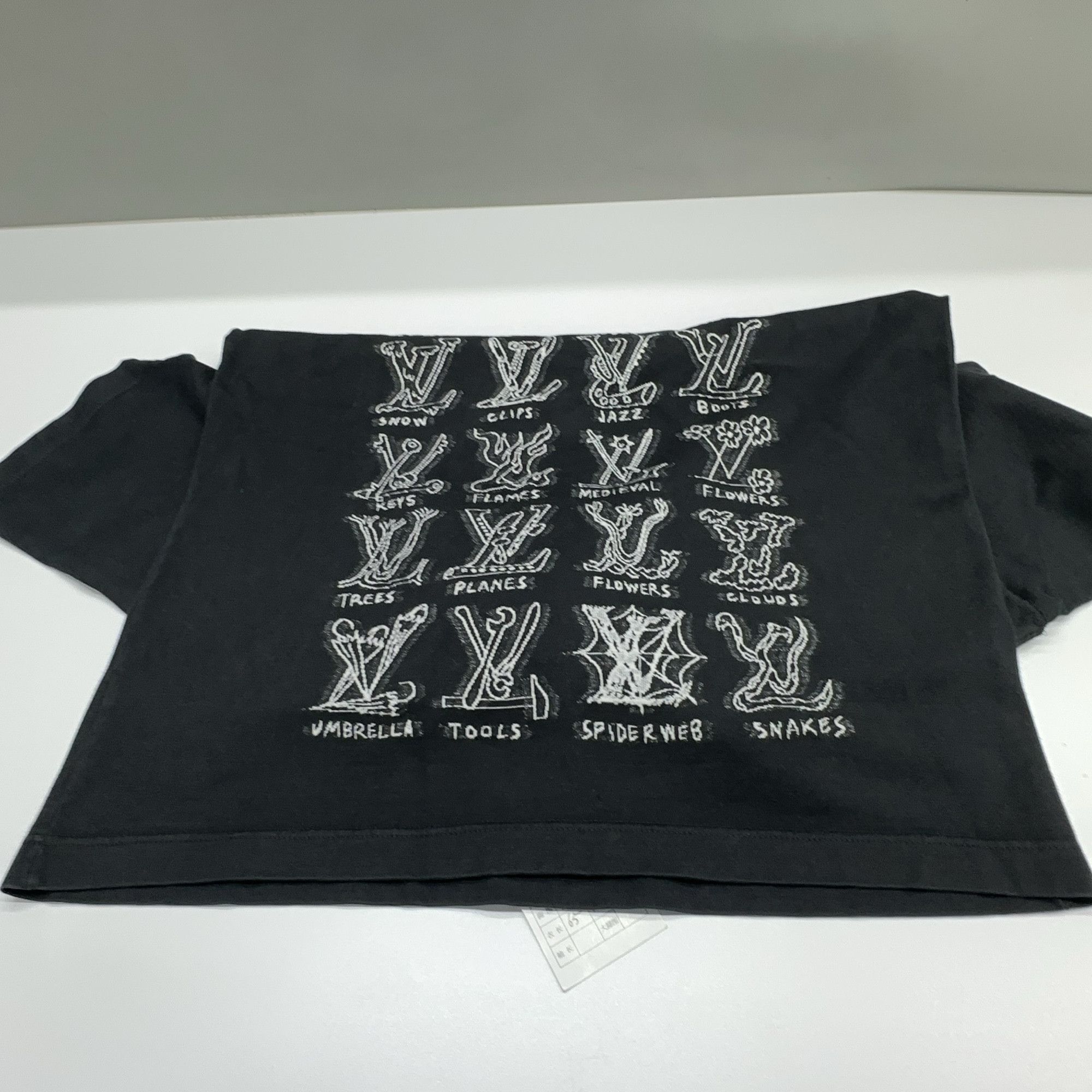 Louis Vuitton Graphic Logo T-Shirt in Black Size US S / EU 44-46 / 1 - 8 Thumbnail