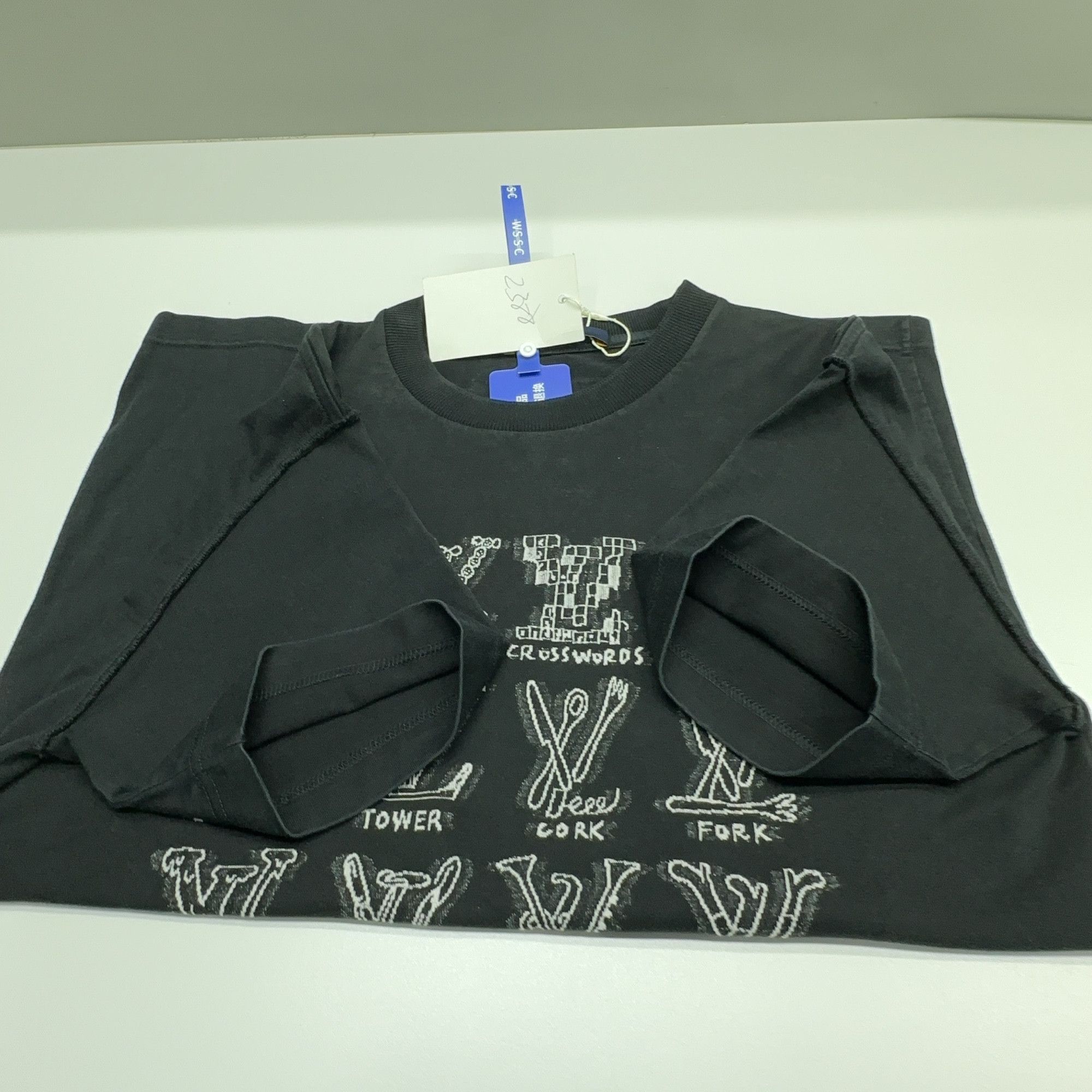 Louis Vuitton Graphic Logo T-Shirt in Black Size US S / EU 44-46 / 1 - 11 Thumbnail