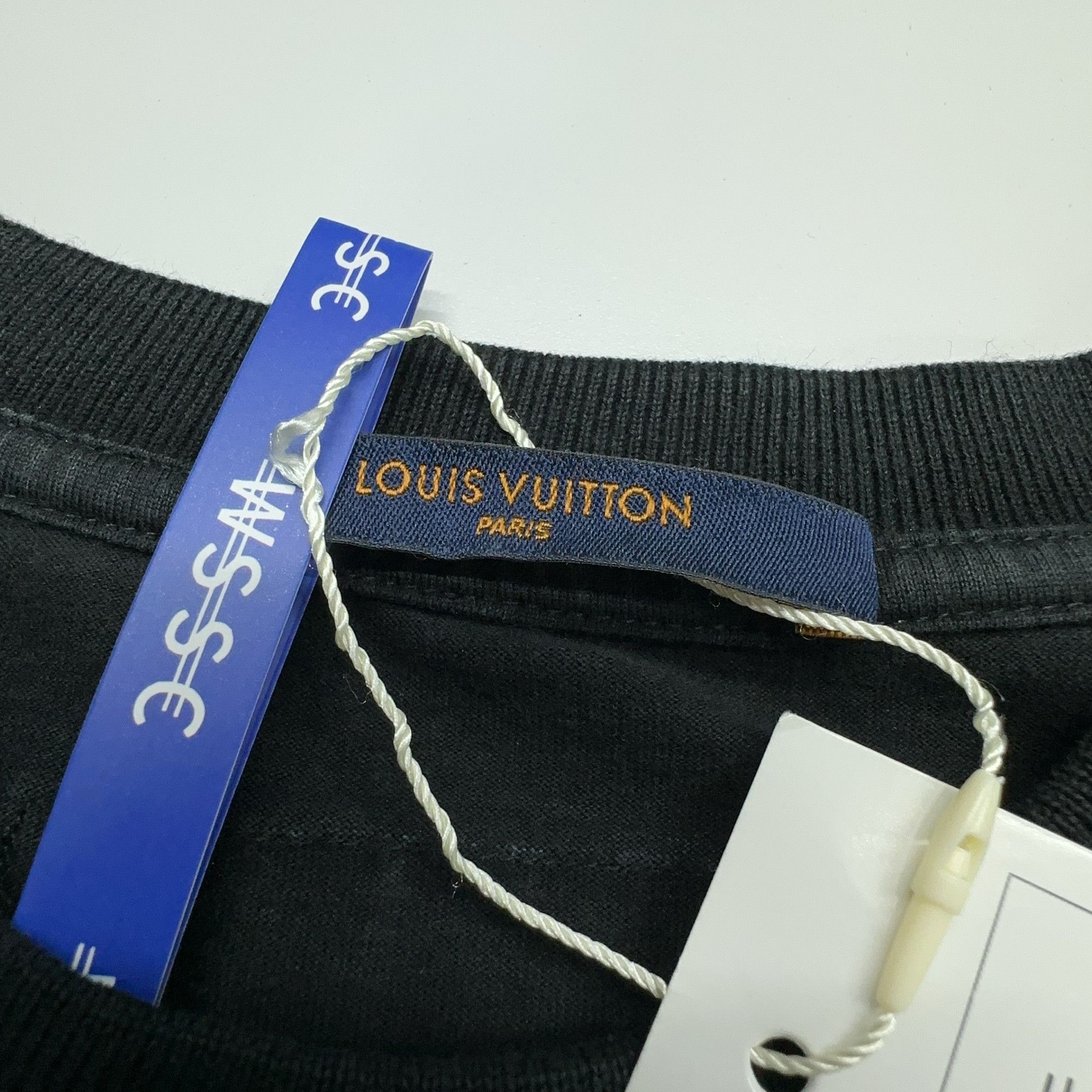 Louis Vuitton Graphic Logo T-Shirt in Black Size US S / EU 44-46 / 1 - 5 Thumbnail