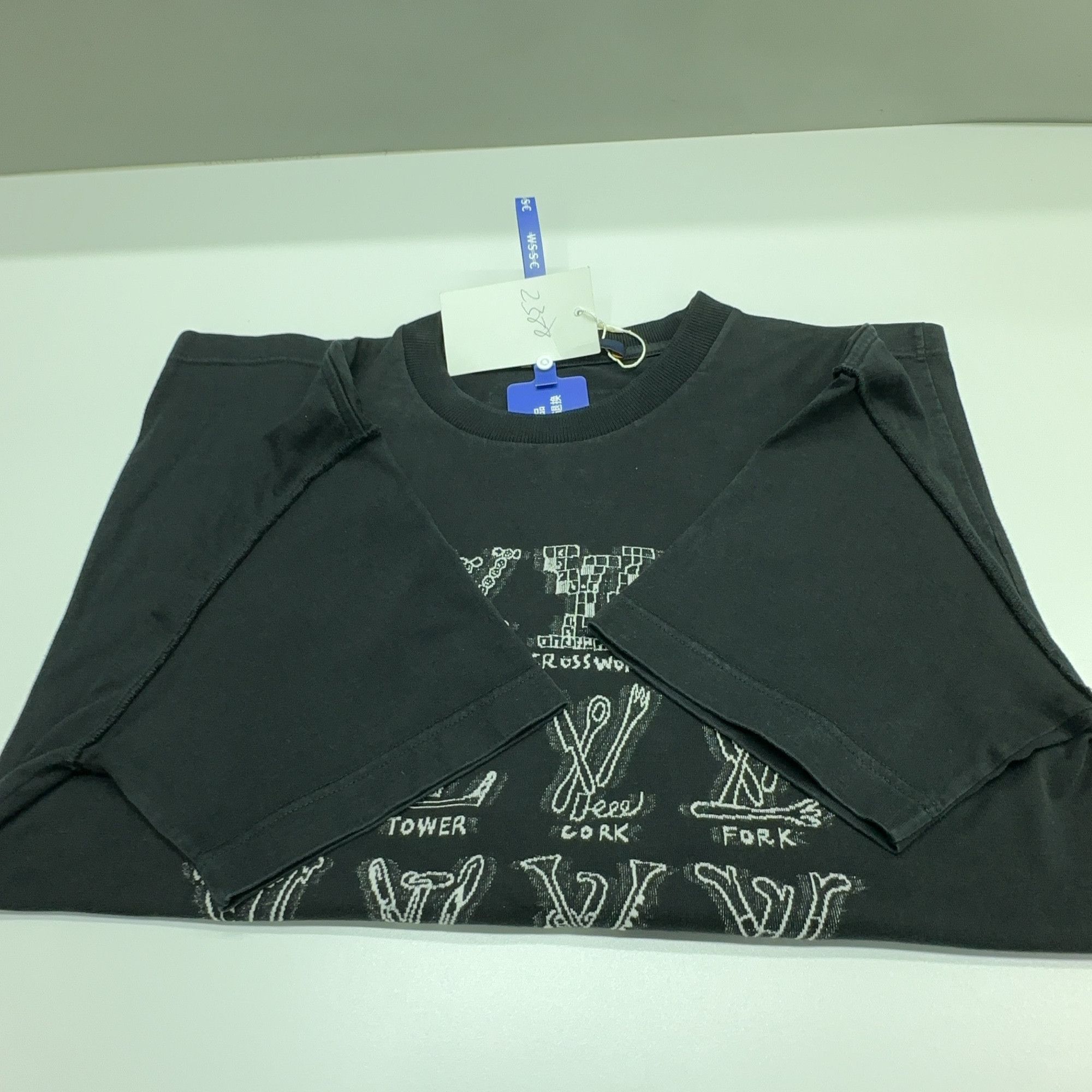 Louis Vuitton Graphic Logo T-Shirt in Black Size US S / EU 44-46 / 1 - 10 Thumbnail