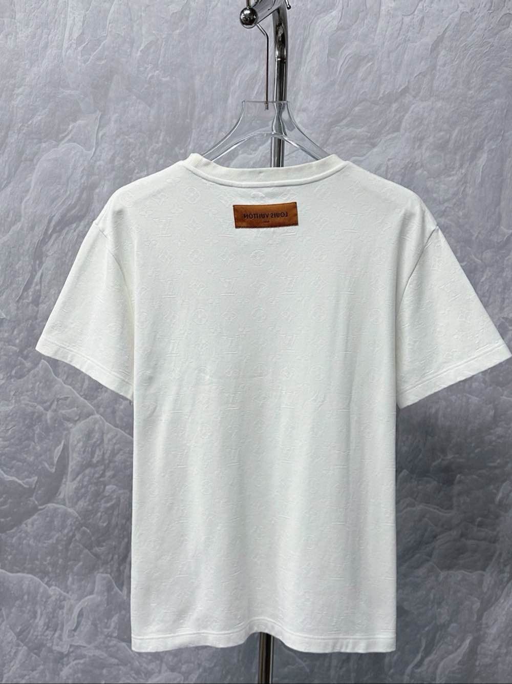 Louis Vuitton Unique Beaded Animal Print Tee in White Size US L / EU 52-54 / 3 - 2 Thumbnail