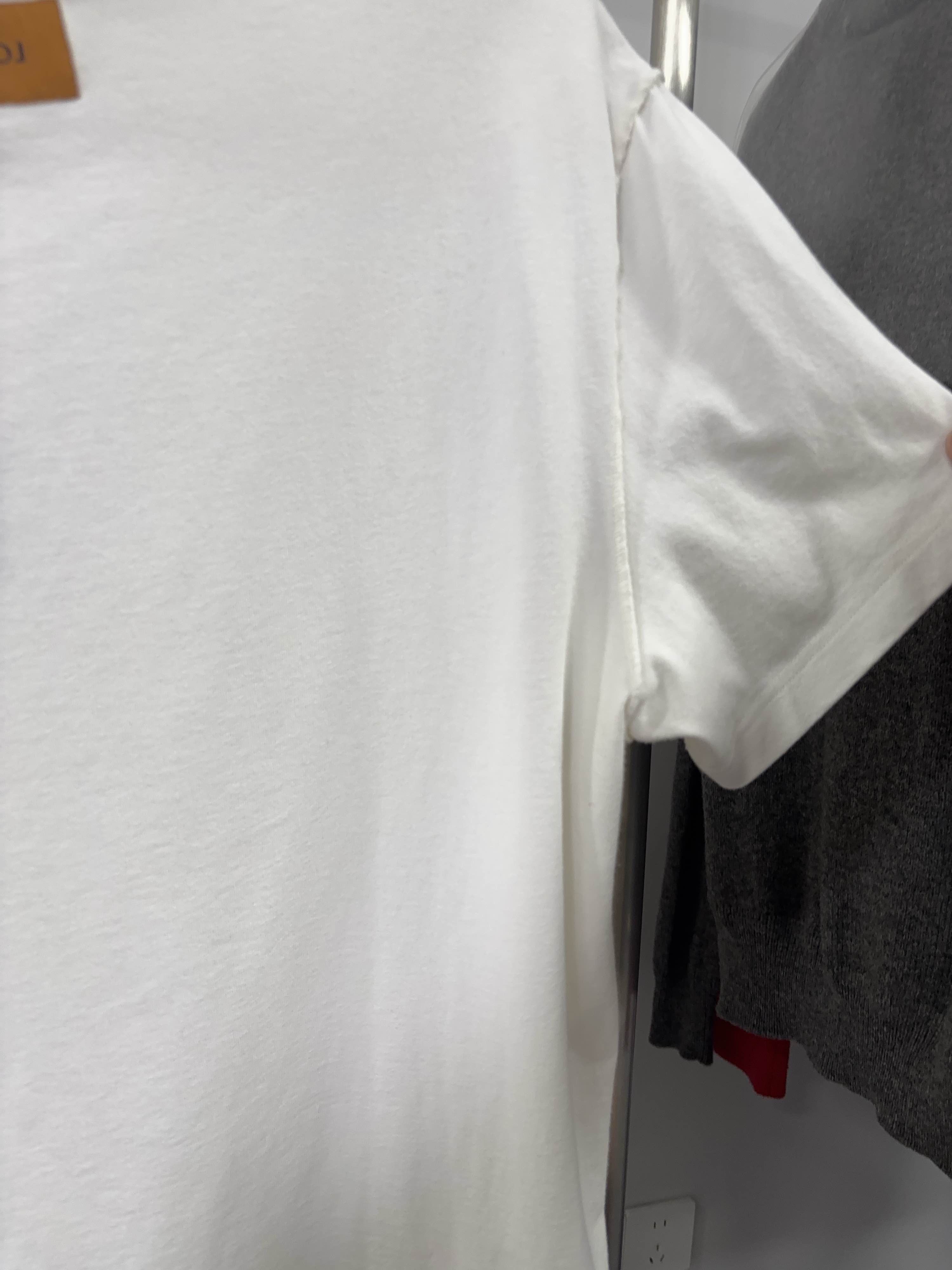 Louis Vuitton LV Logo Spread T-Shirt in White Size US XXL / EU 58 / 5 - 6 Thumbnail