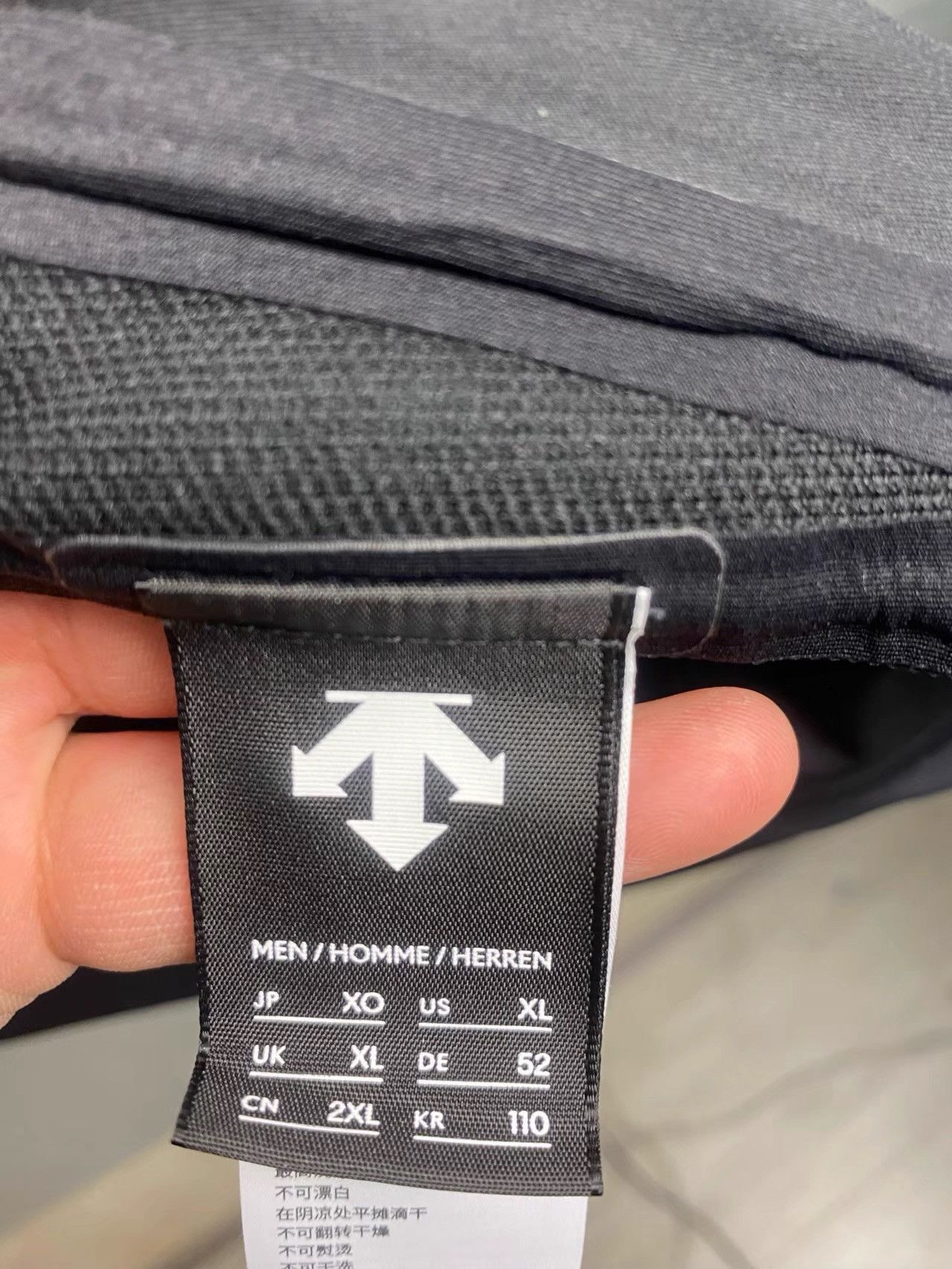 Descente Lightweight Training Jacket in Black Size US XL / EU 56 / 4 - 3 Thumbnail