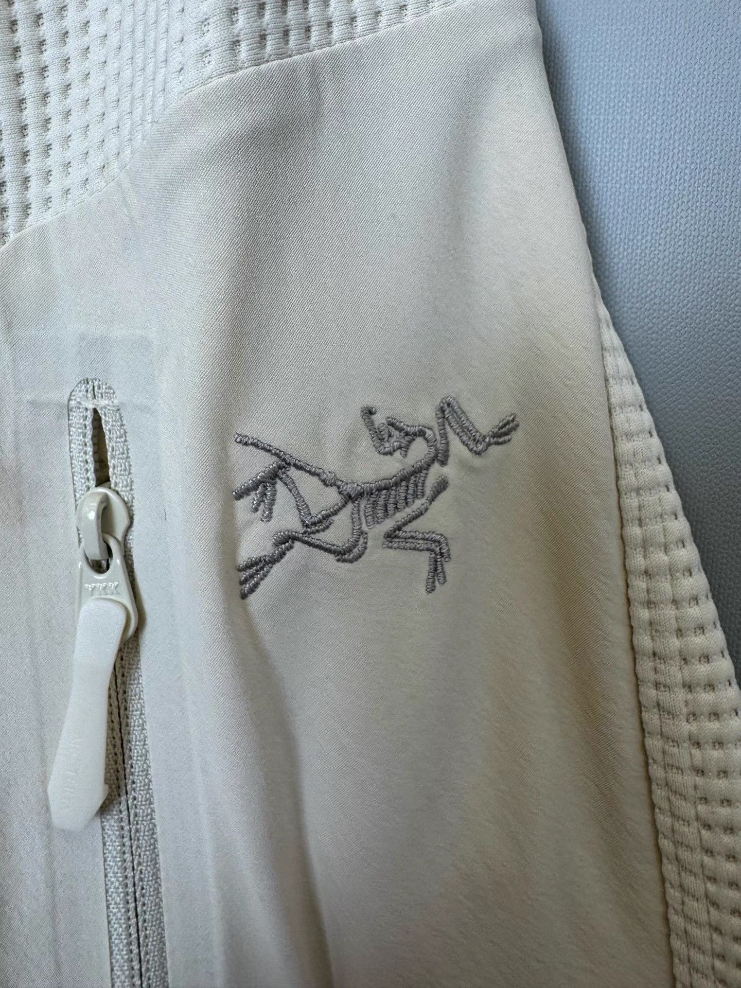 Arc'teryx White Waffle Jacket in Size L Size US L / EU 52-54 / 3 - 5 Thumbnail