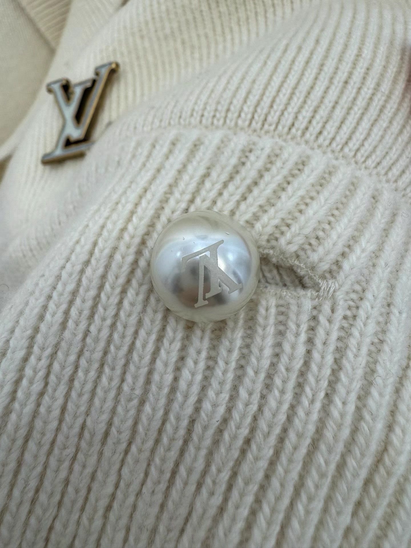 Louis Vuitton Elegant Shawl Collar Knit Cardigan Size US S / EU 44-46 / 1 - 5 Thumbnail