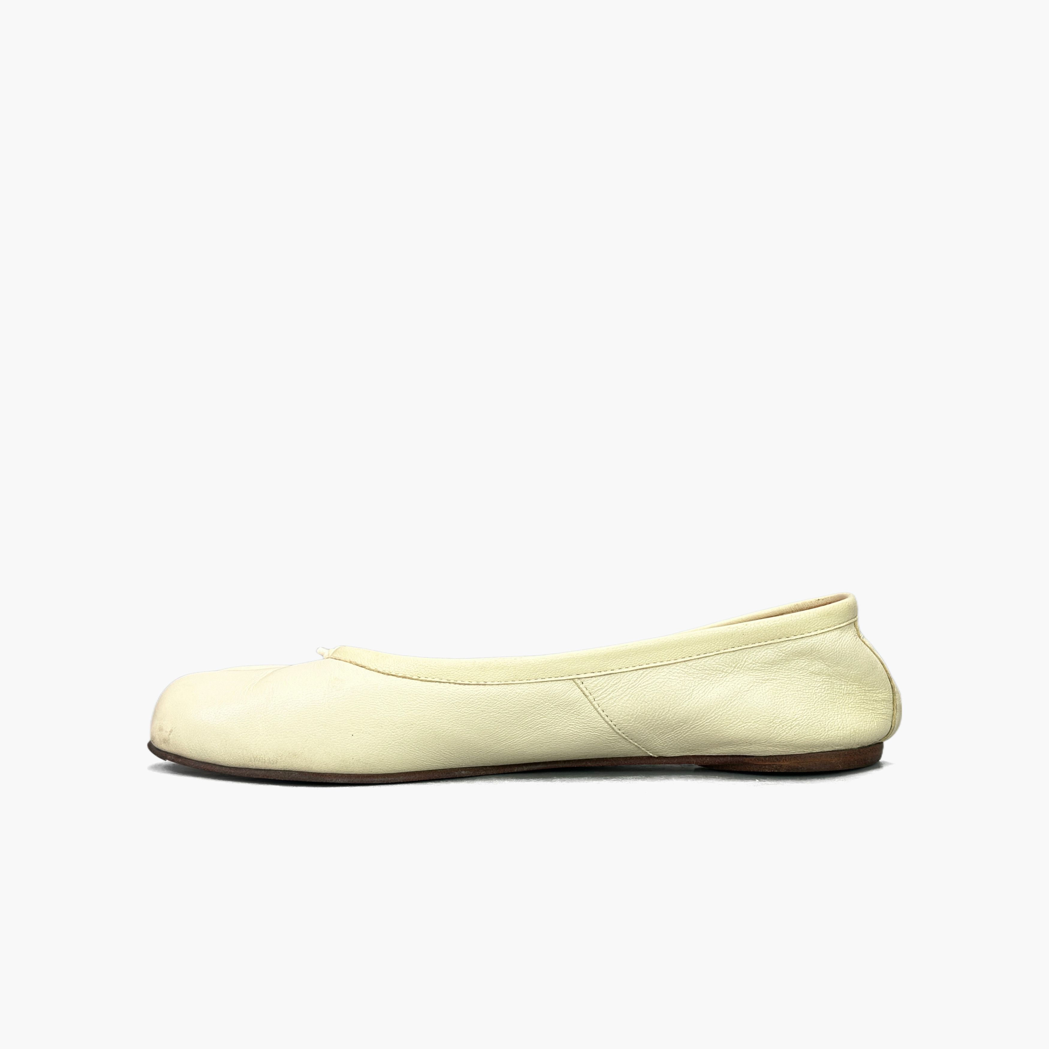 Maison Margiela Maison Margiela Beige Leather Tabi Flats Size 36 Size US 6 / IT 36 - 3 Thumbnail