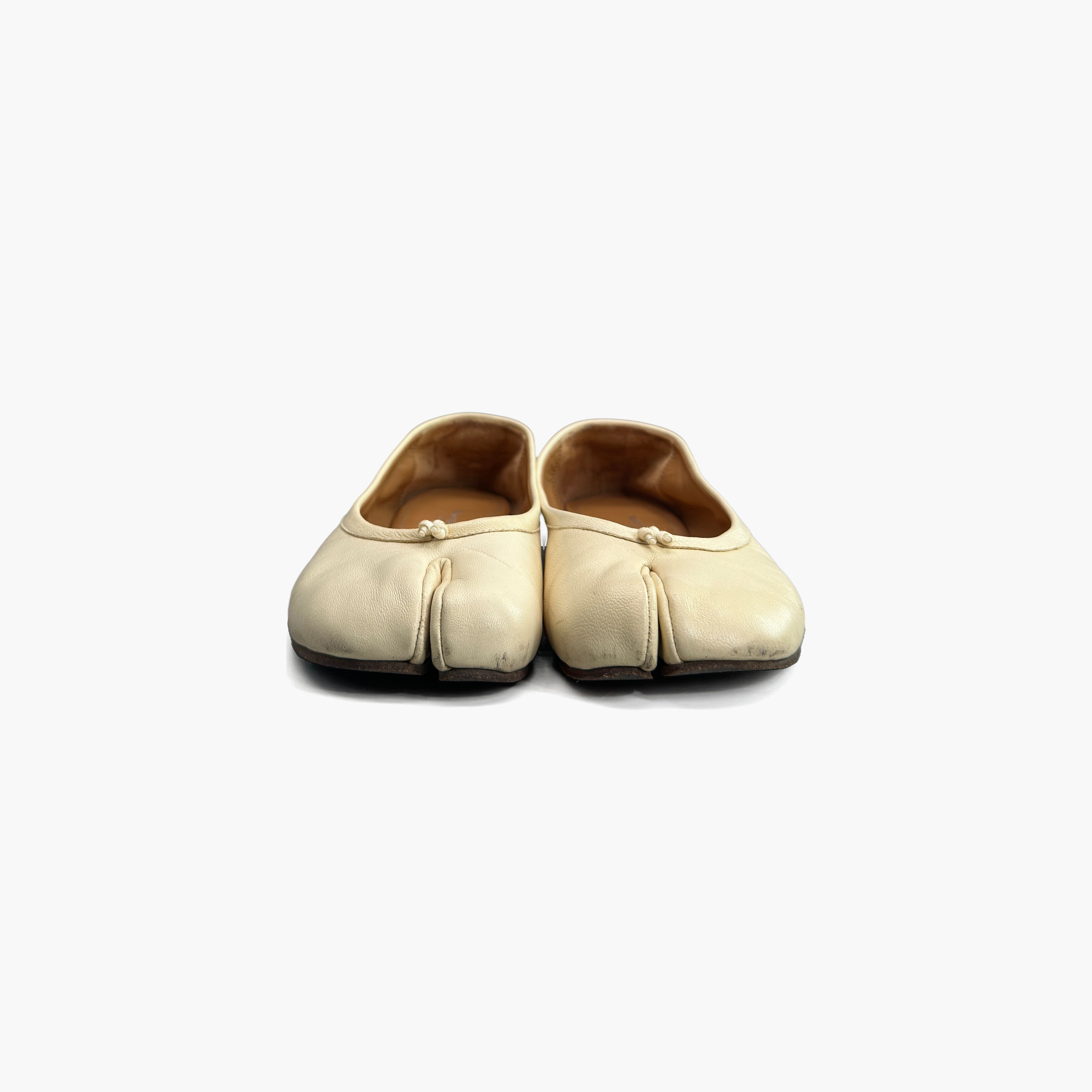 Maison Margiela Maison Margiela Beige Leather Tabi Flats Size 36 Size US 6 / IT 36 - 5 Thumbnail