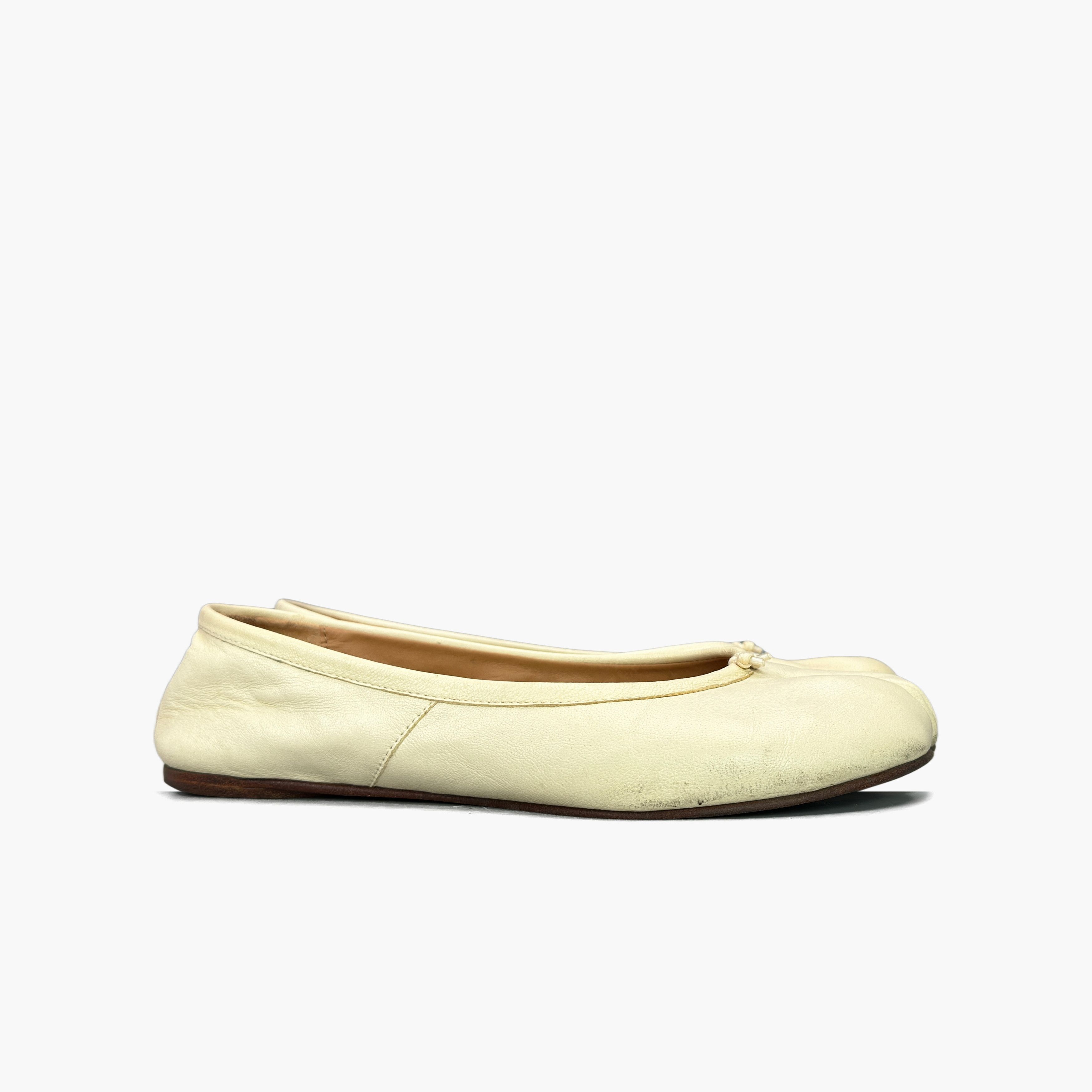 Maison Margiela Maison Margiela Beige Leather Tabi Flats Size 36 Size US 6 / IT 36 - 4 Thumbnail
