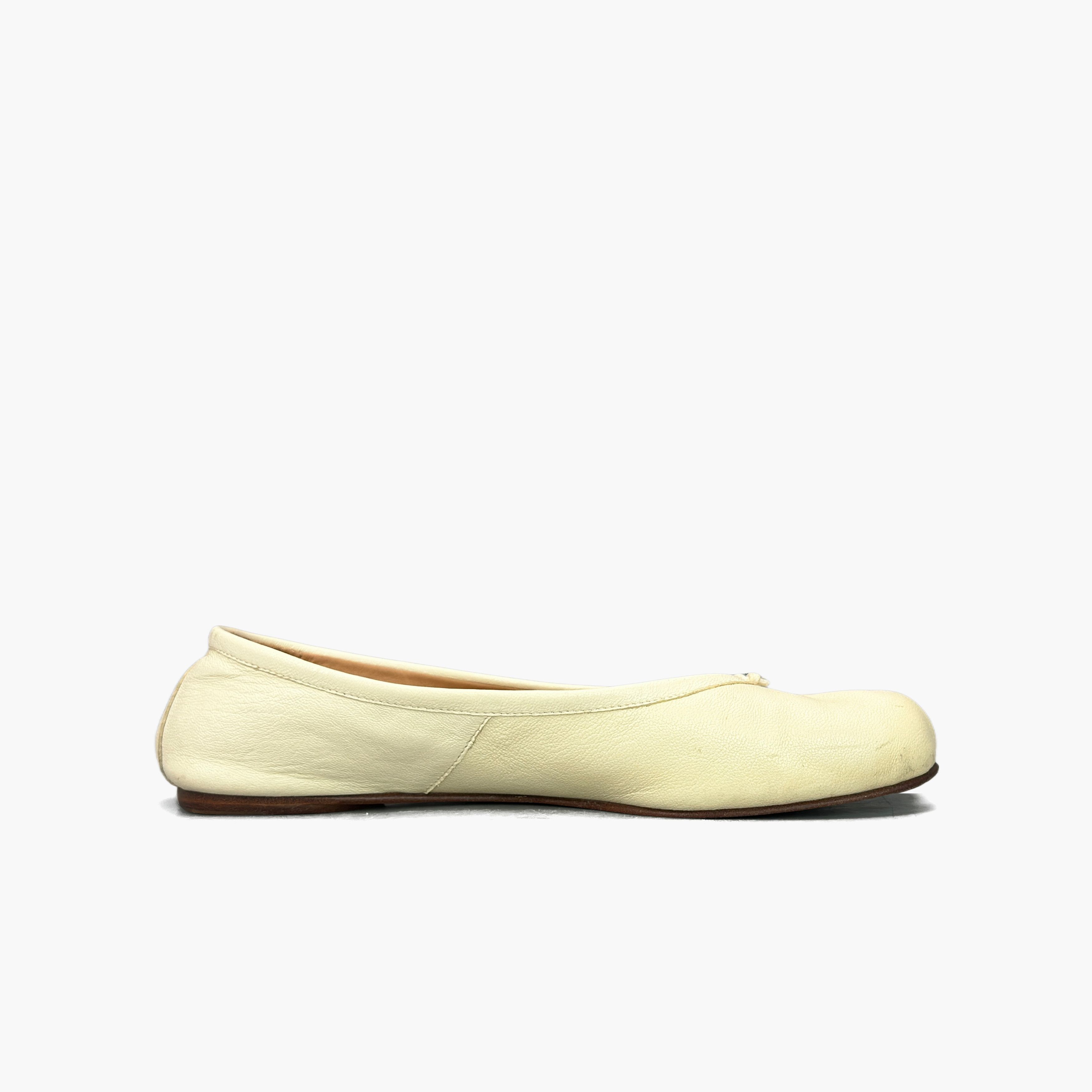 Maison Margiela Maison Margiela Beige Leather Tabi Flats Size 36 Size US 6 / IT 36 - 2 Thumbnail