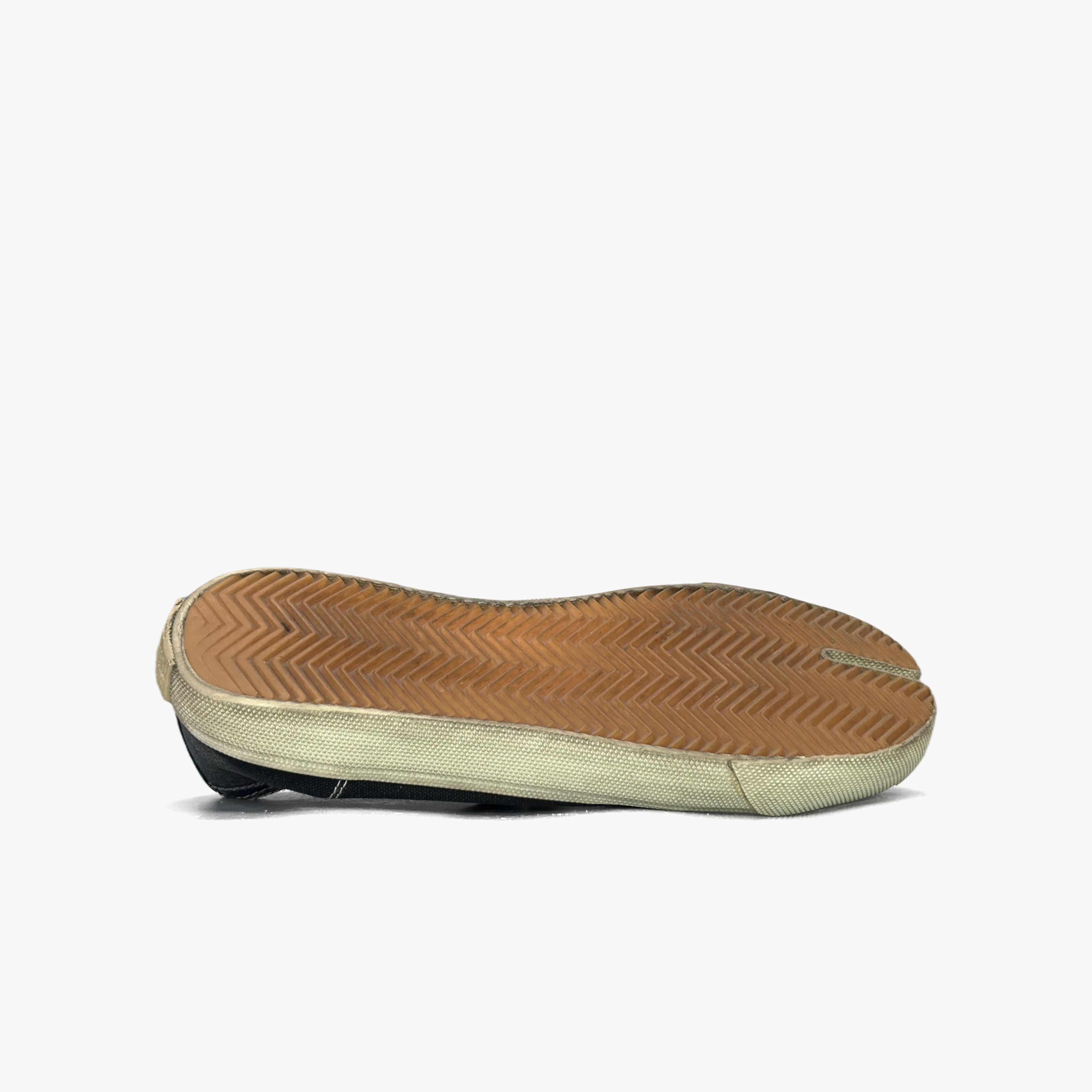 Maison Margiela Maison Margiela Black Tabi Low-Top Sneakers Size 37 Size US 7 / IT 37 - 7 Thumbnail