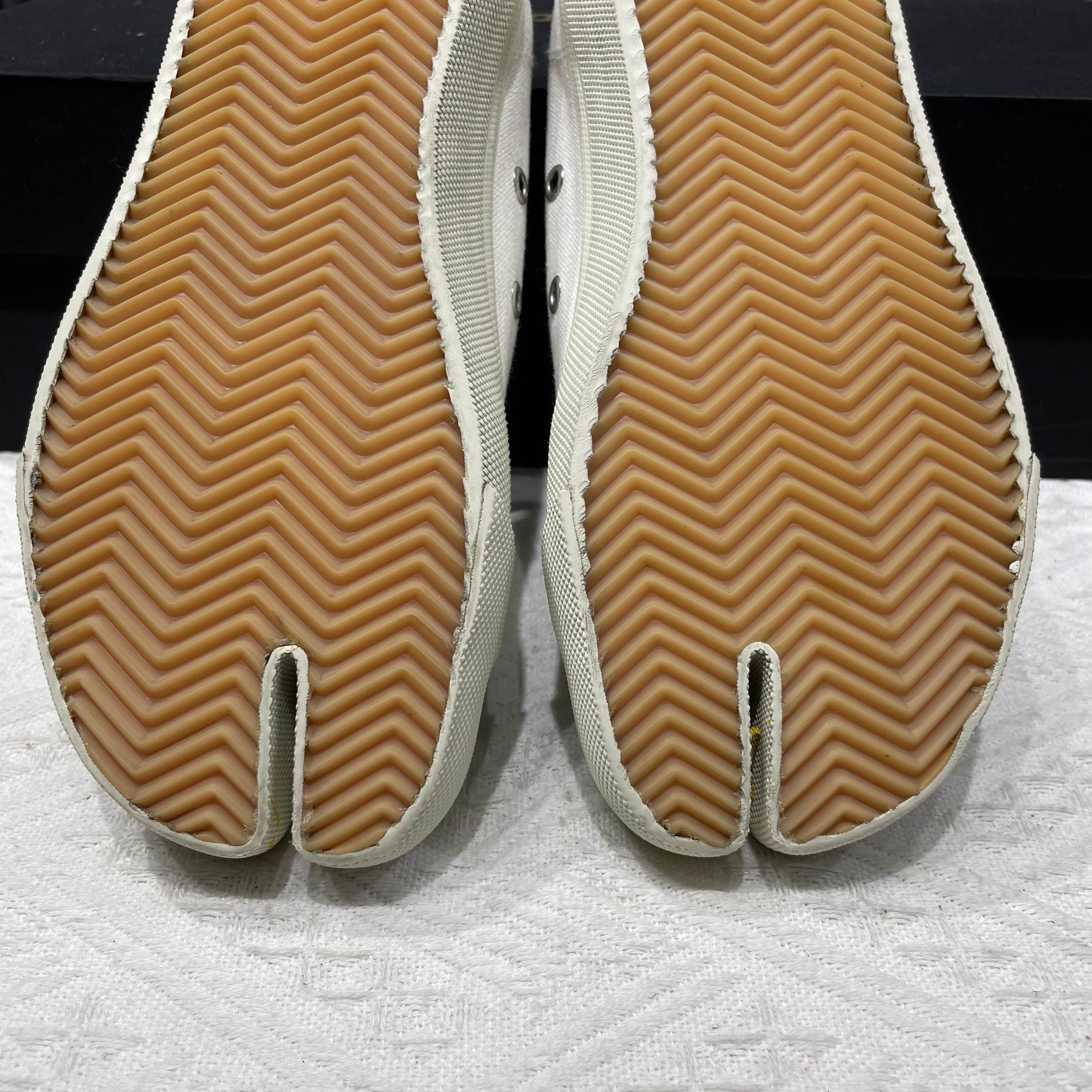Maison Margiela Maison Margiela Paint Splatter Tabi Sneakers Size 35.5 Size US 5.5 / IT 35.5 - 10 Thumbnail