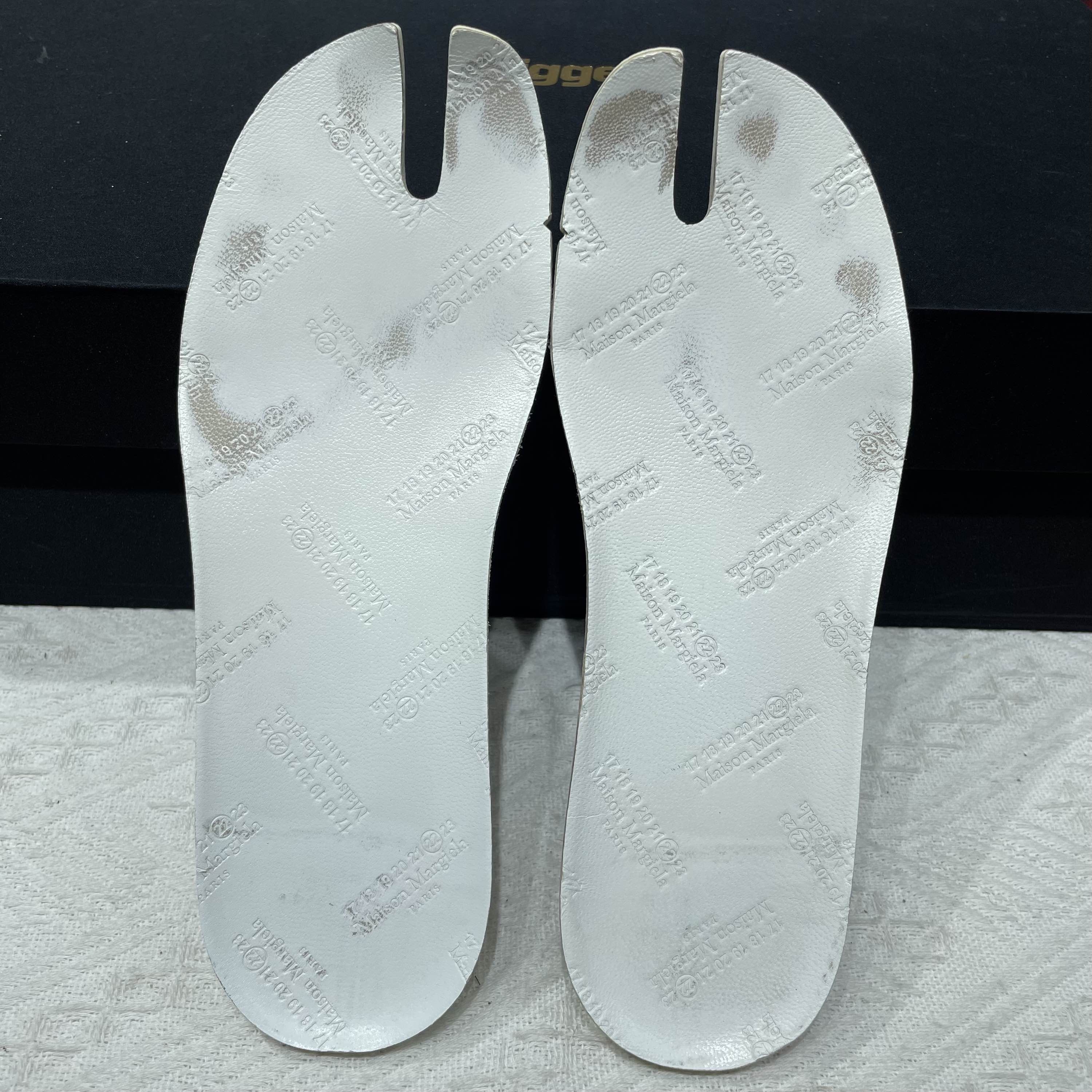 Maison Margiela Maison Margiela Paint Splatter Tabi Sneakers Size 35.5 Size US 5.5 / IT 35.5 - 14 Thumbnail