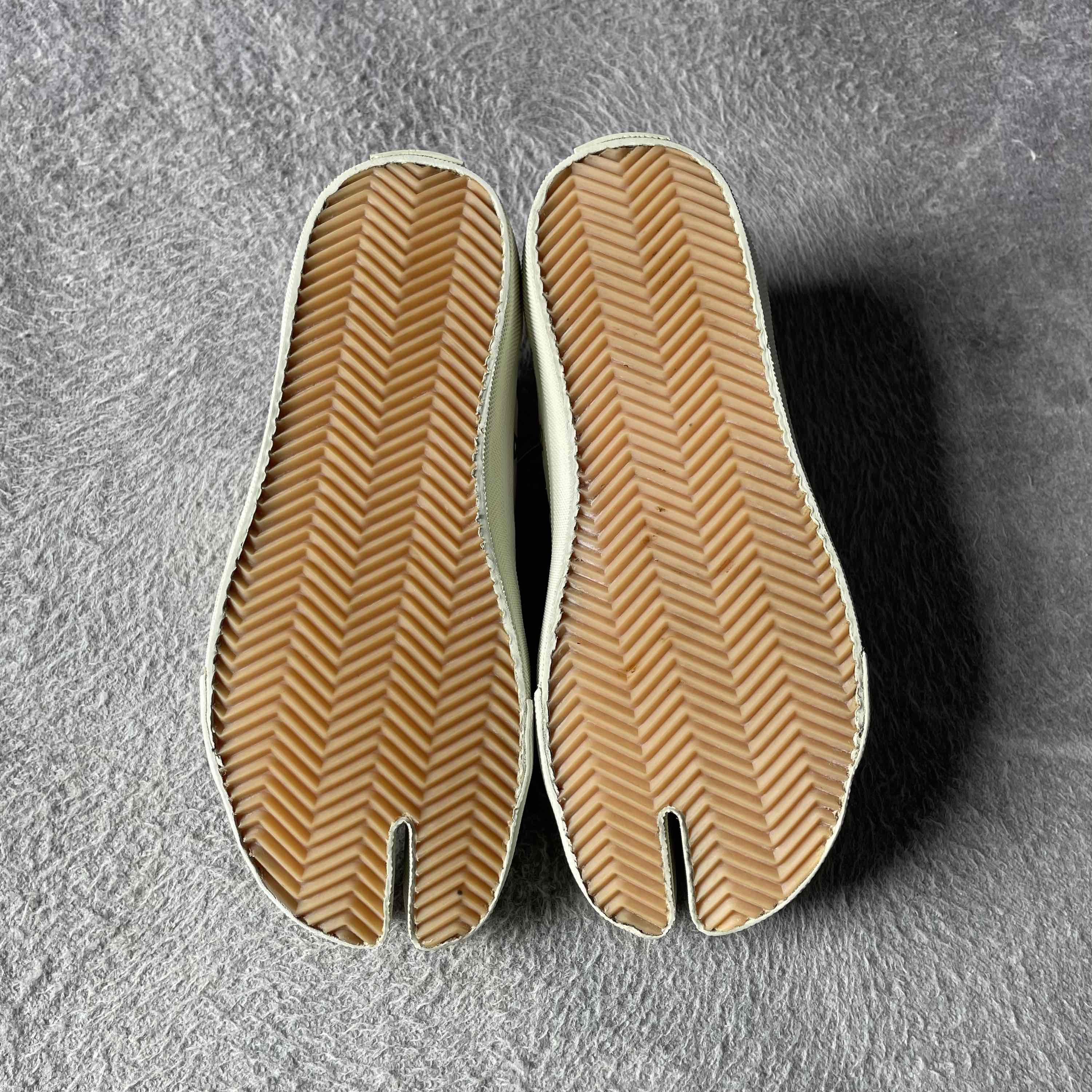 Maison Margiela Maison Margiela Tabi Canvas Low-Top Sneakers Size 35 Size US 5 / IT 35 - 4 Thumbnail