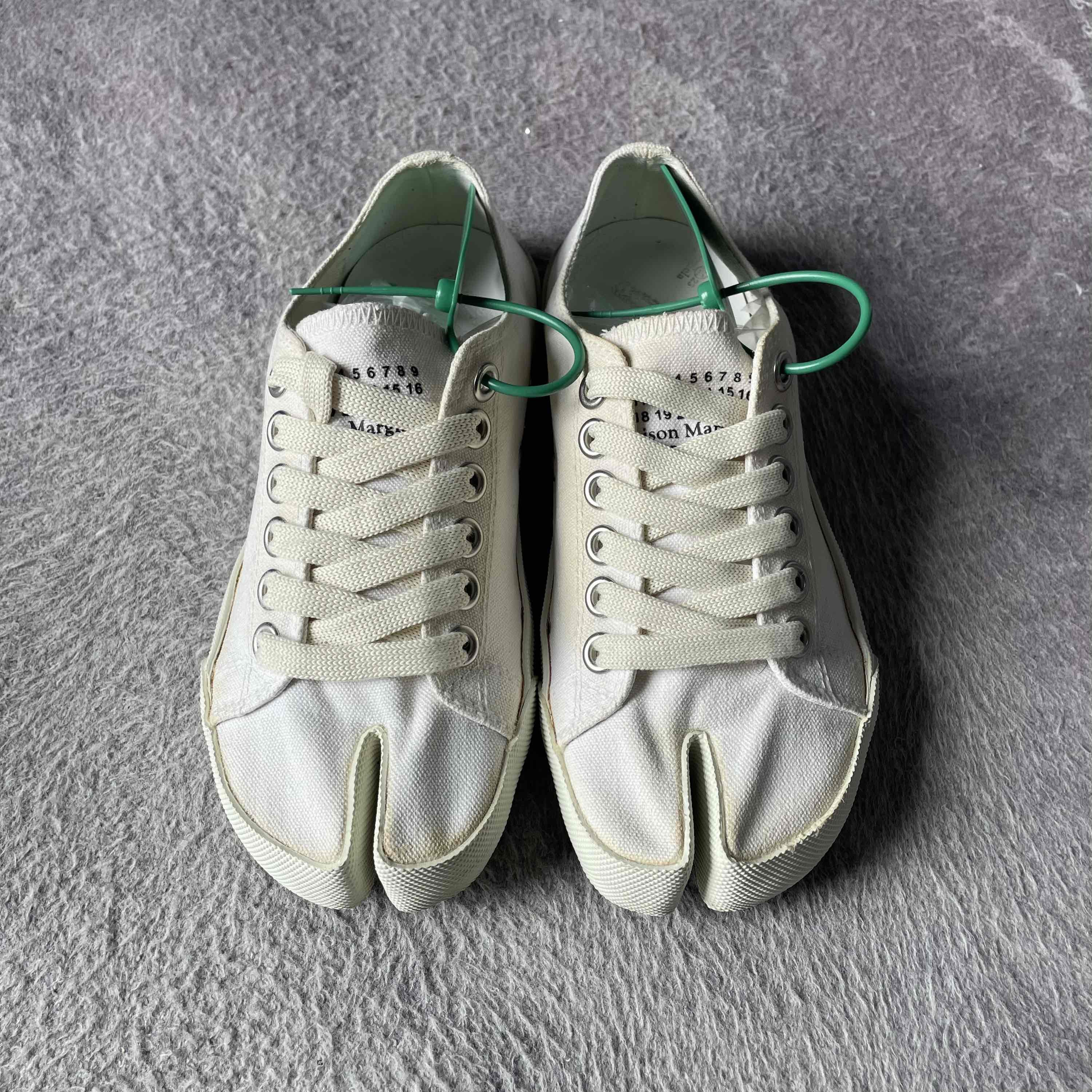 Maison Margiela Maison Margiela Tabi Canvas Low-Top Sneakers Size 35 Size US 5 / IT 35 - 2 Thumbnail