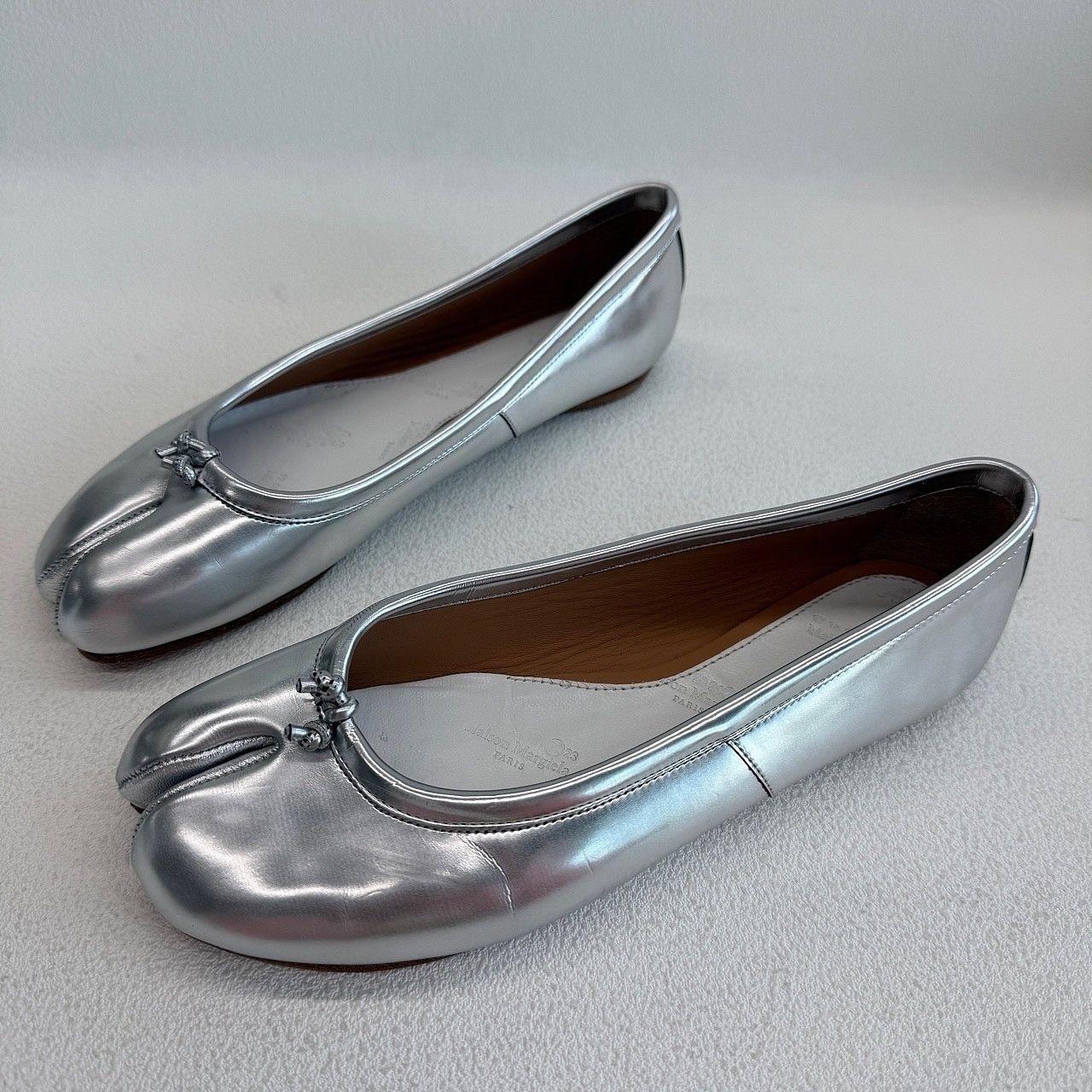 Maison Margiela Maison Margiela Silver Tabi Ballet Flats Size 35 Size US 5 / IT 35 - 6 Thumbnail