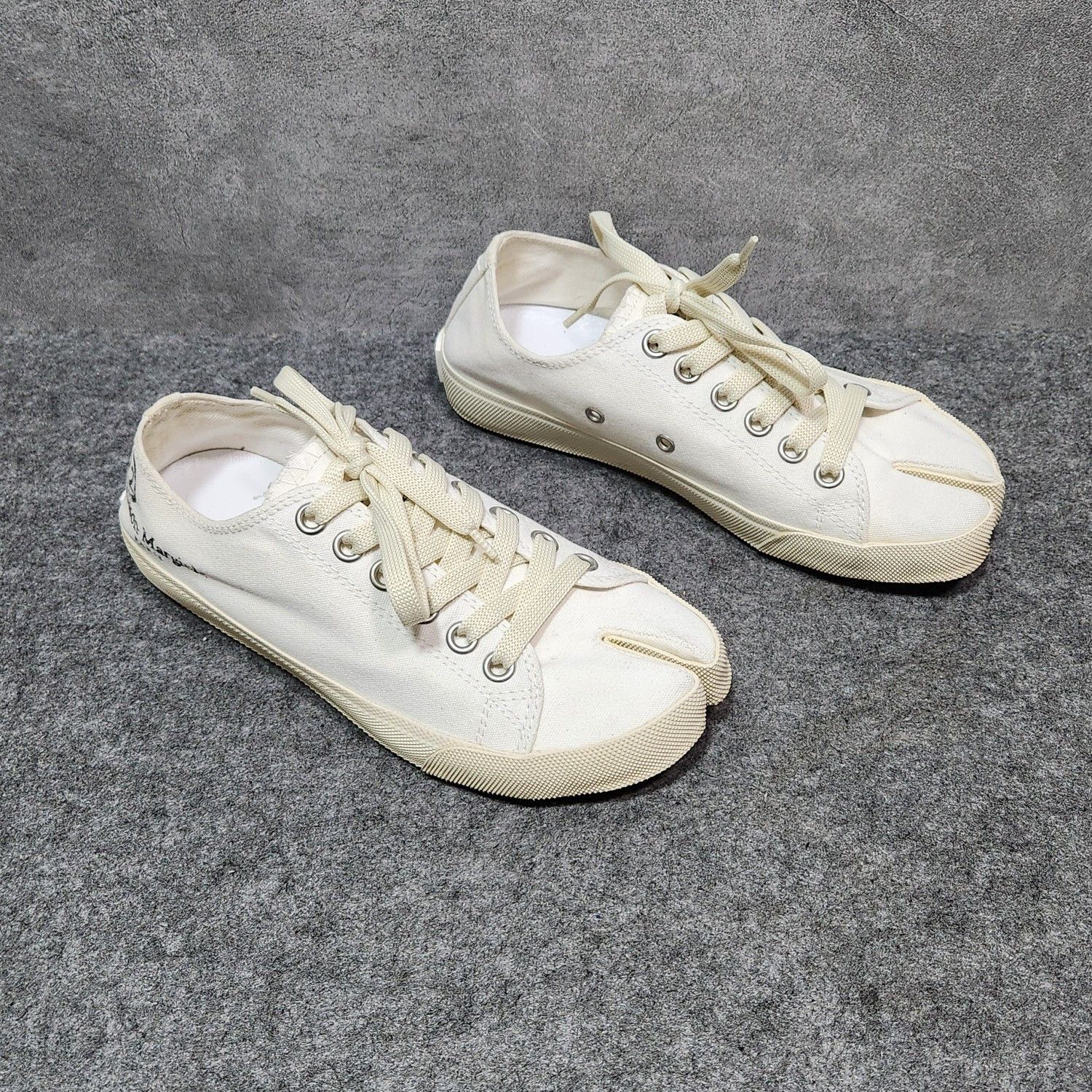 Maison Margiela Maison Margiela White Tabi Low-Top Sneakers Size 36 Size US 6 / IT 36 - 6 Thumbnail