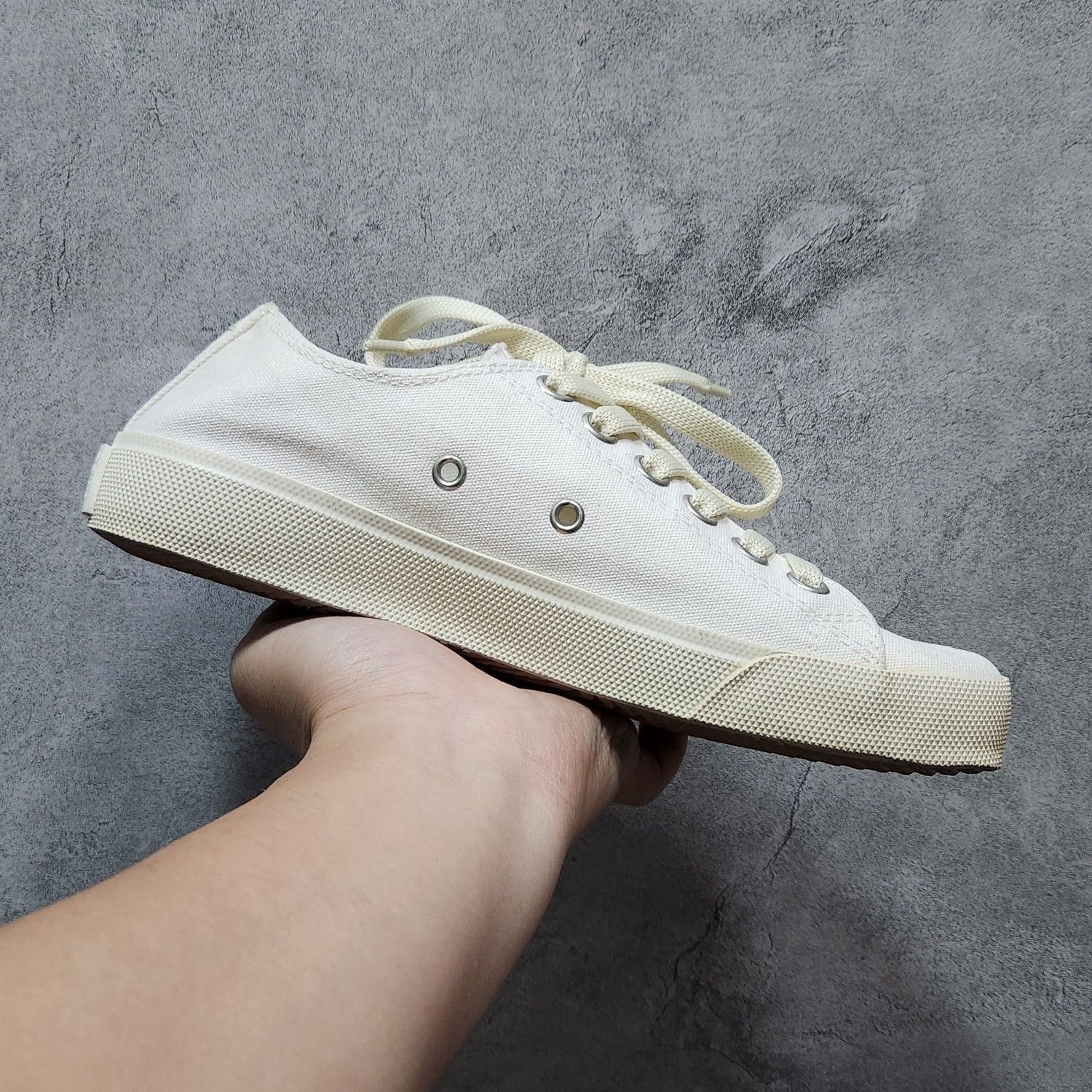 Maison Margiela Maison Margiela White Tabi Low-Top Sneakers Size 36 Size US 6 / IT 36 - 9 Thumbnail