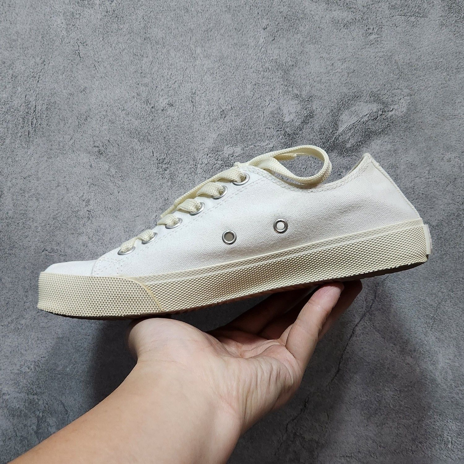 Maison Margiela Maison Margiela White Tabi Low-Top Sneakers Size 36 Size US 6 / IT 36 - 8 Thumbnail