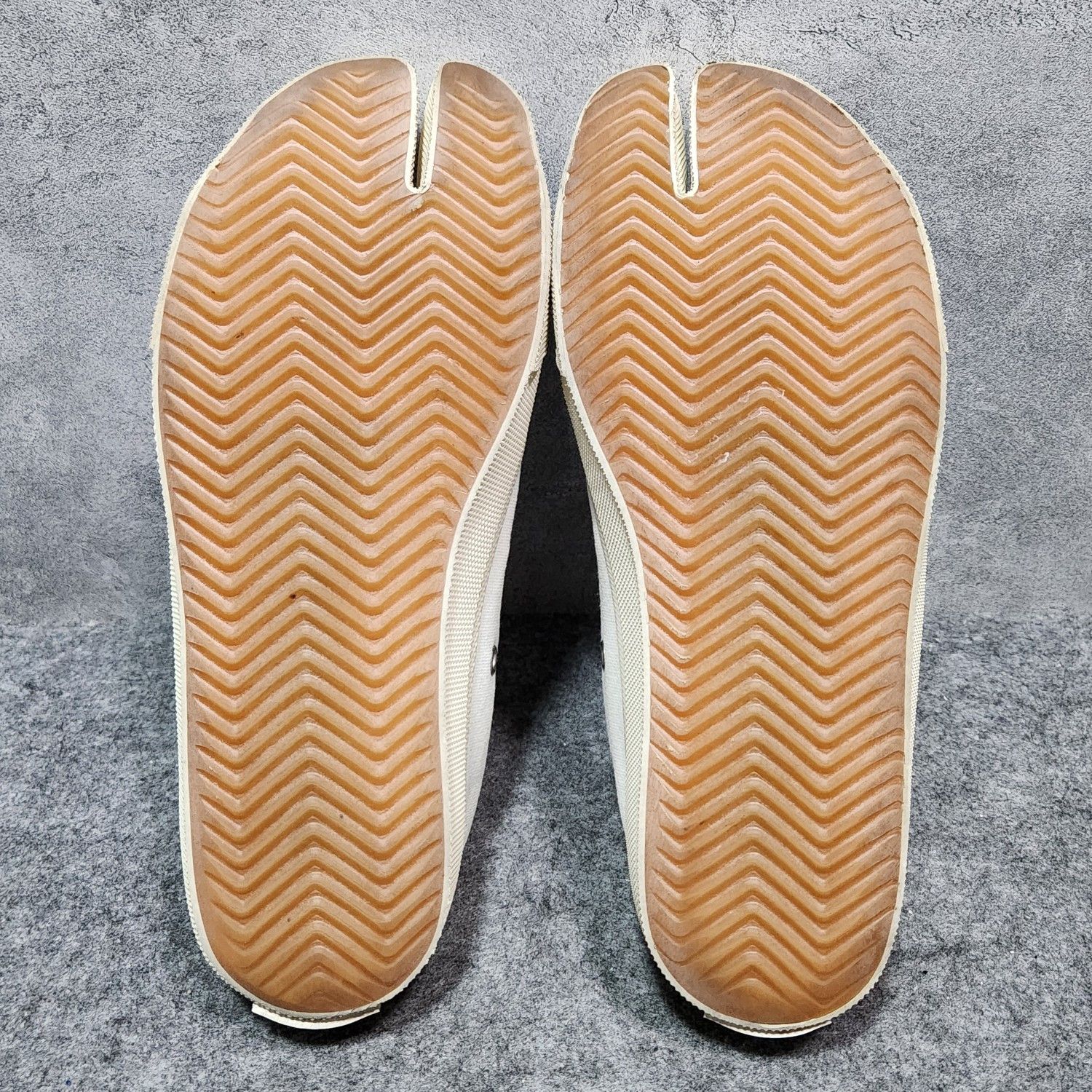 Maison Margiela Maison Margiela White Tabi Low-Top Sneakers Size 36 Size US 6 / IT 36 - 4 Thumbnail