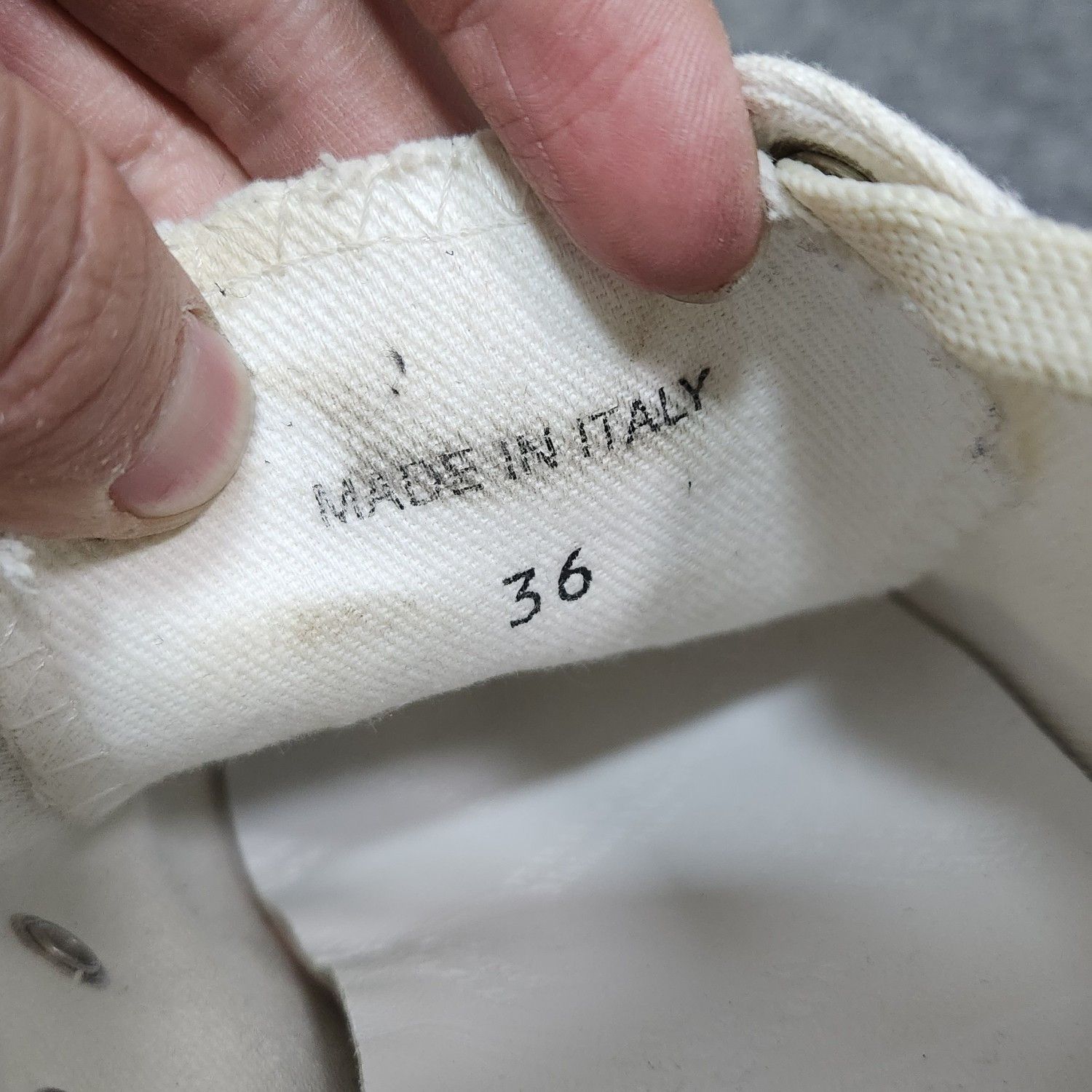 Maison Margiela Maison Margiela White Tabi Low-Top Sneakers Size 36 Size US 6 / IT 36 - 5 Thumbnail