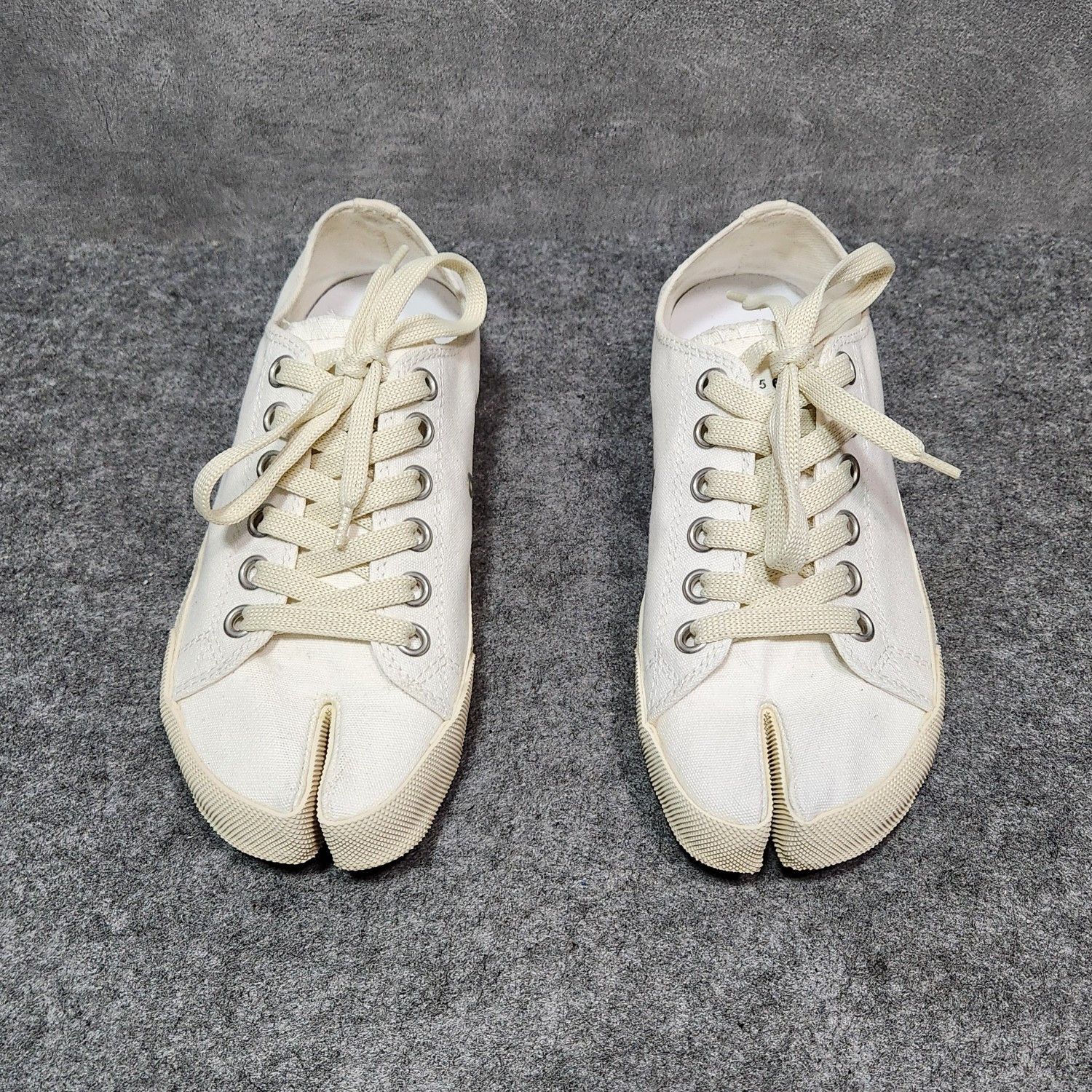 Maison Margiela Maison Margiela White Tabi Low-Top Sneakers Size 36 Size US 6 / IT 36 - 2 Thumbnail