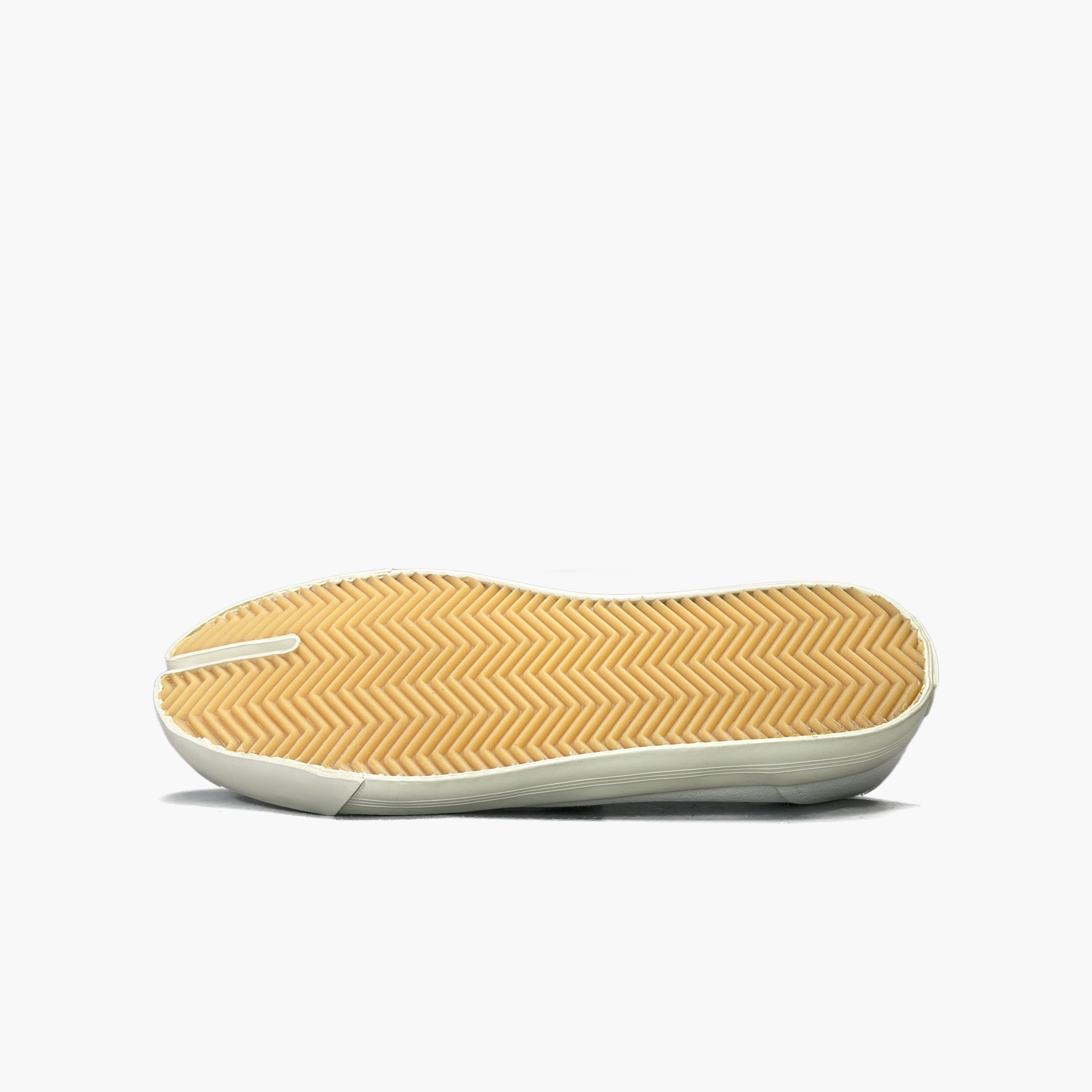 Maison Margiela Maison Margiela White Tabi Canvas Slip Ons Size 39 Size US 9 / IT 39 - 8 Thumbnail