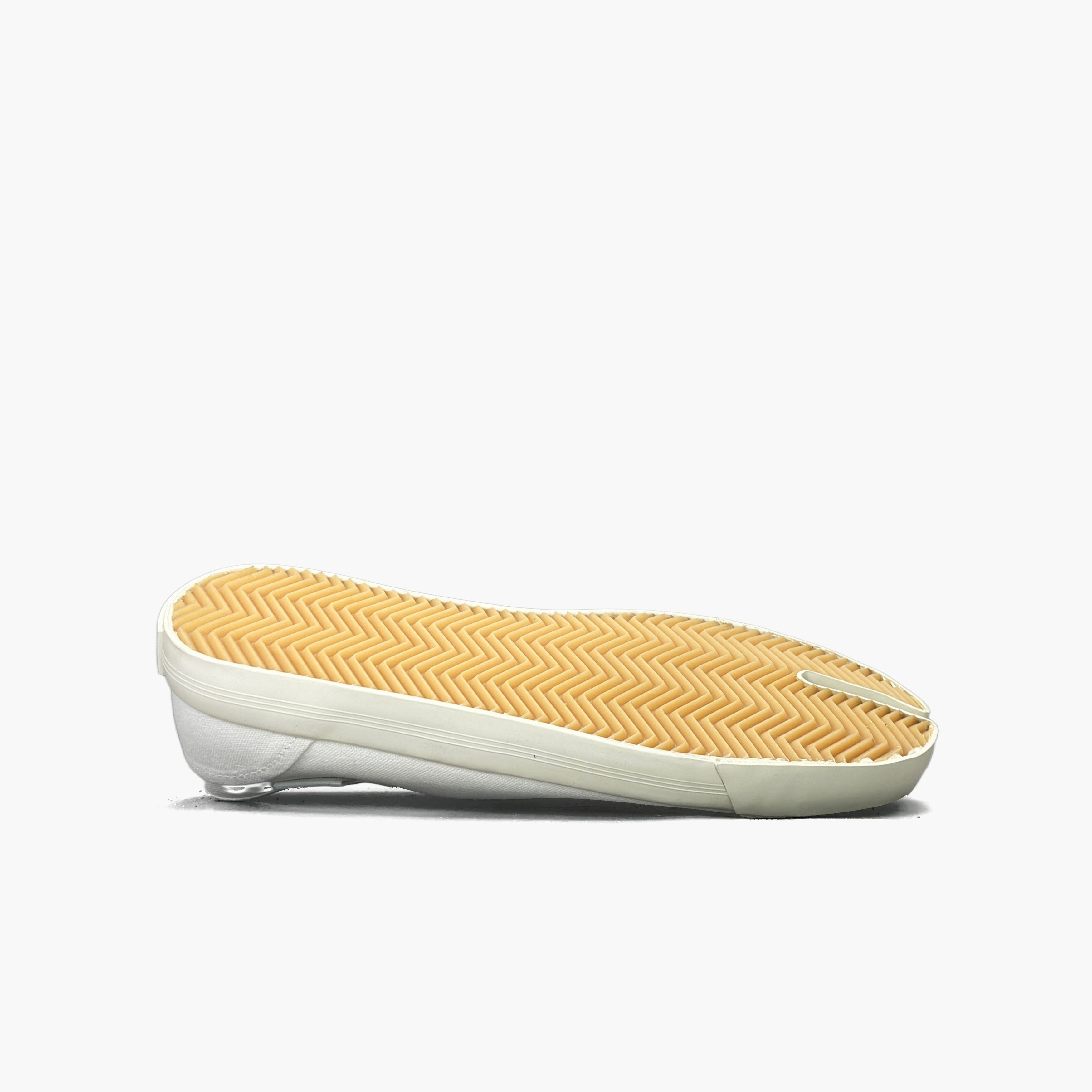 Maison Margiela Maison Margiela White Tabi Canvas Slip Ons Size 39 Size US 9 / IT 39 - 7 Thumbnail