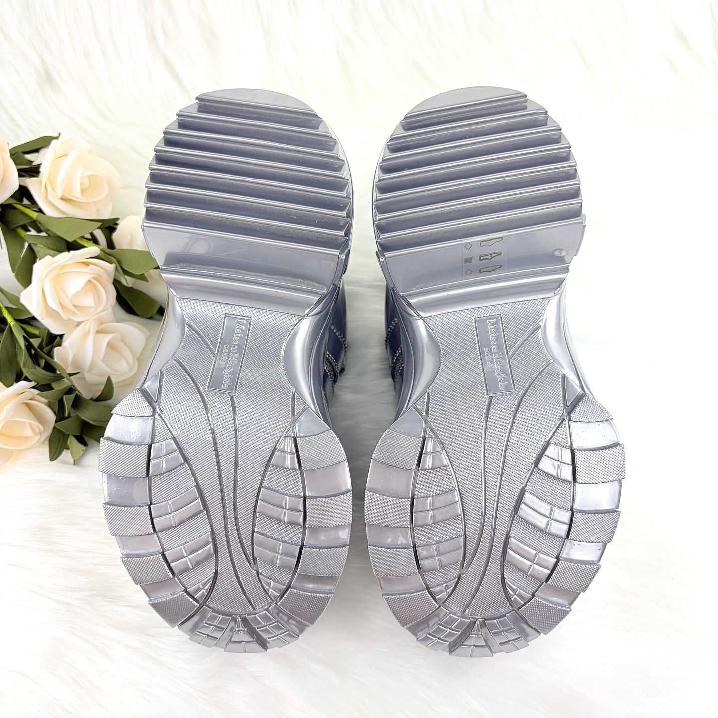 Maison Margiela Maison Margiela Silver Metallic Sneakers Size 35.5 Size US 5.5 / IT 35.5 - 4 Thumbnail