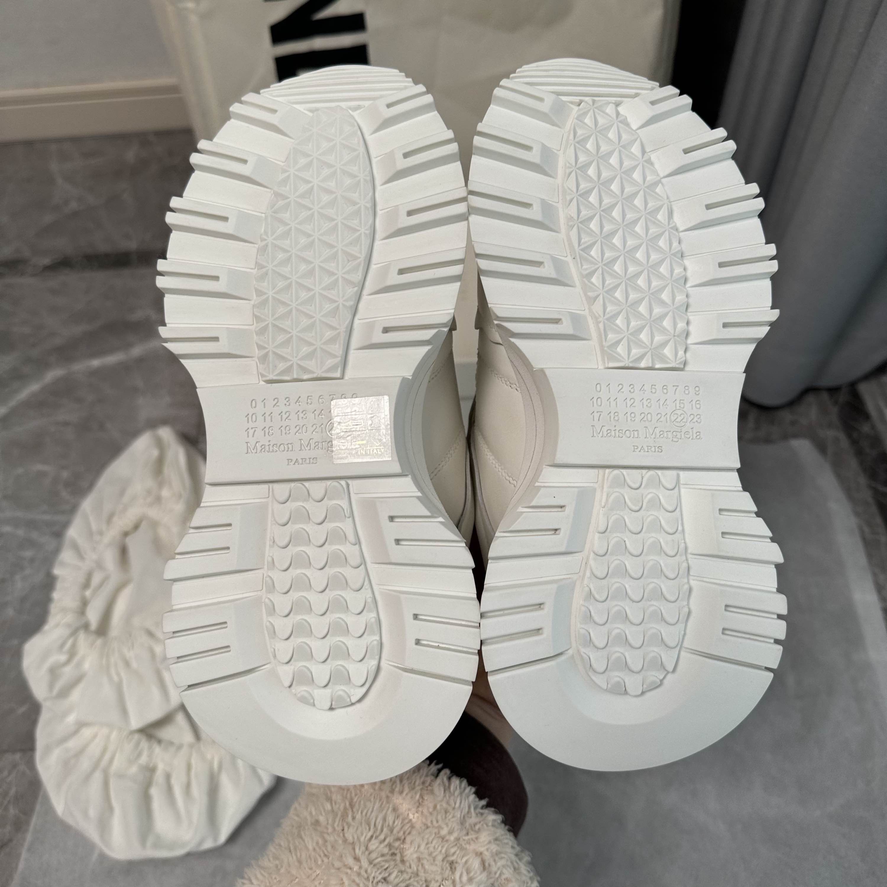 Maison Margiela Maison Margiela White Low-Top Sneakers Size 35 Size US 5 / IT 35 - 4 Thumbnail