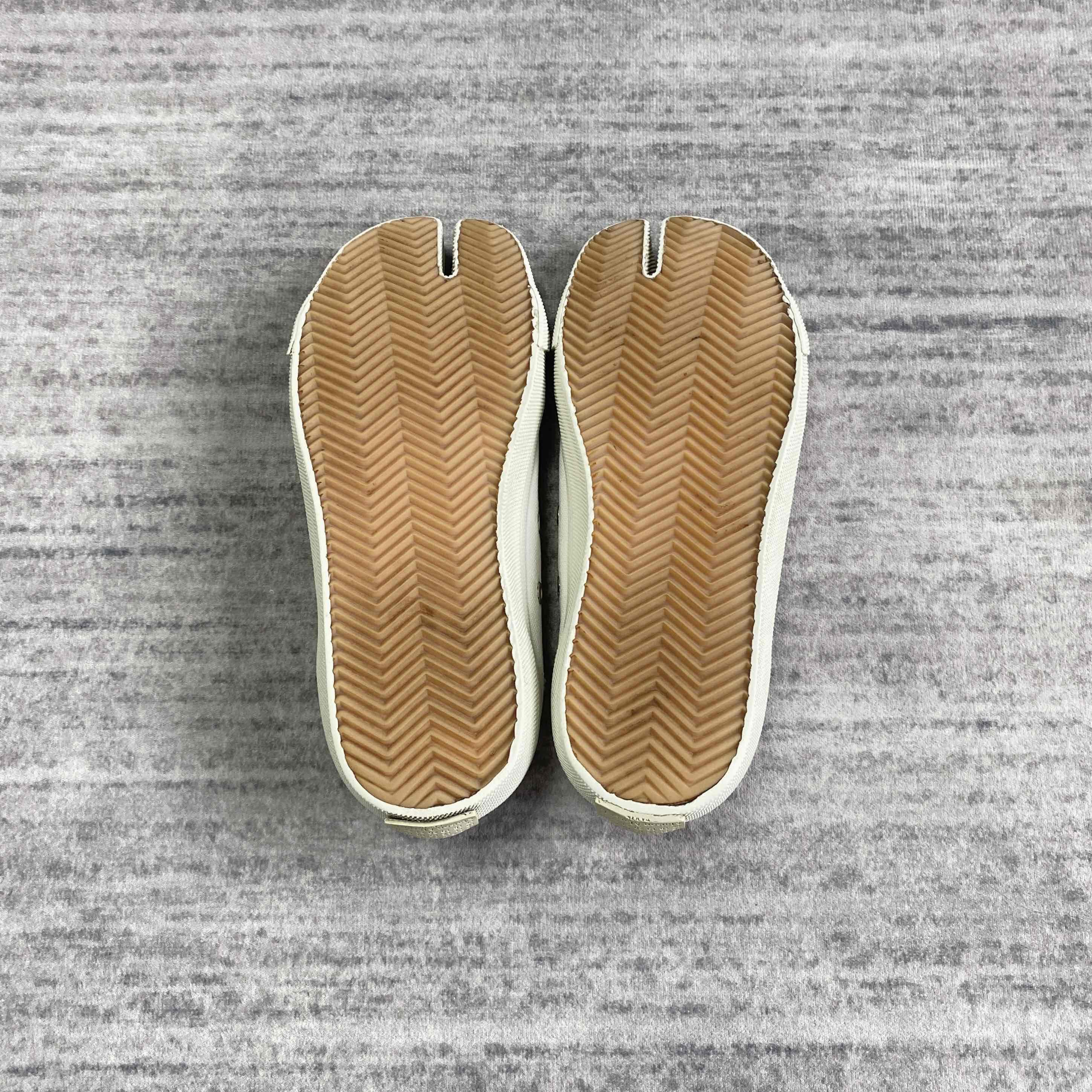 Maison Margiela Maison Margiela White Tabi Low-Top Sneakers Size 36 Size US 6 / IT 36 - 4 Thumbnail