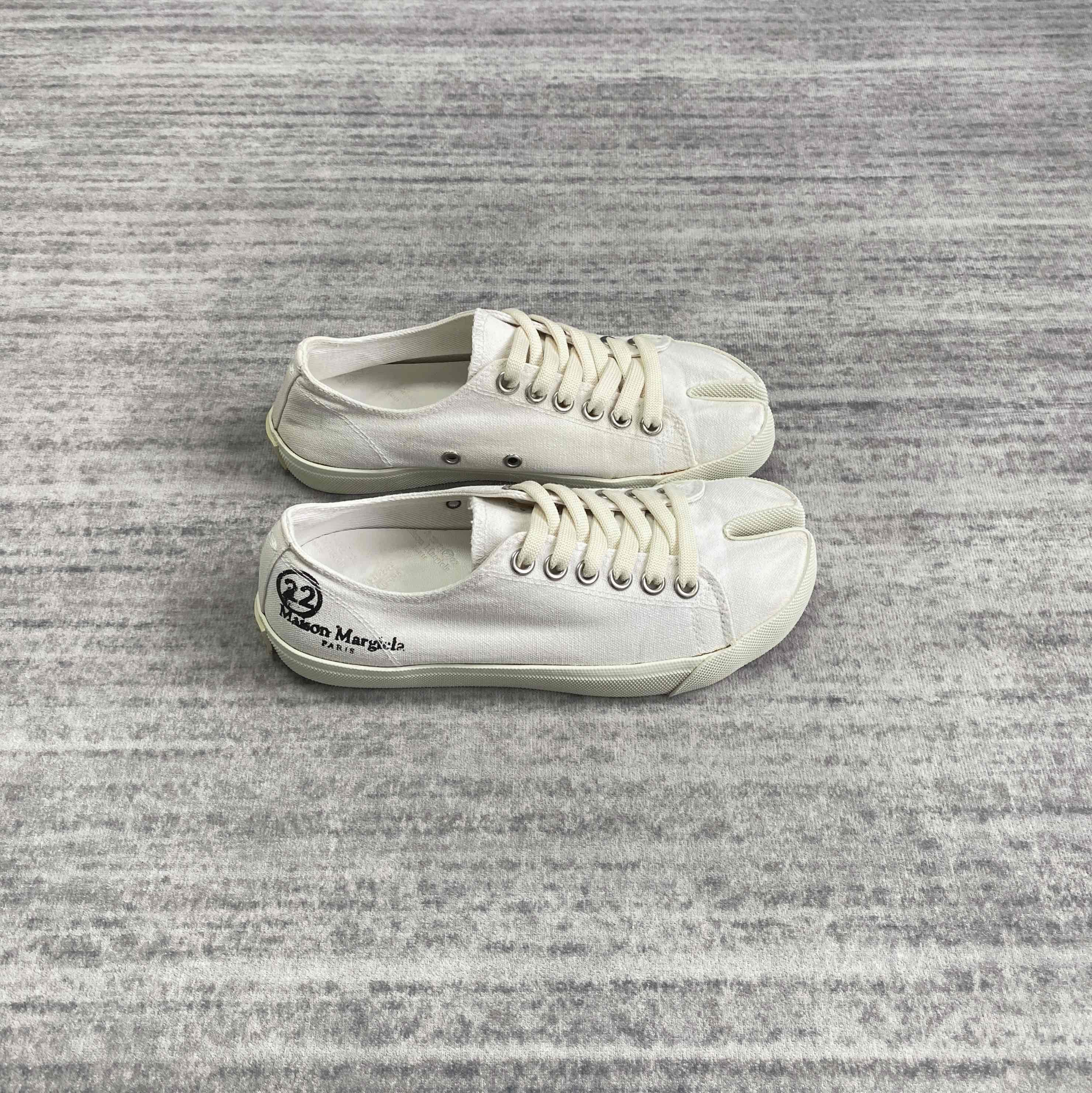 Maison Margiela Maison Margiela White Tabi Low-Top Sneakers Size 36 Size US 6 / IT 36 - 6 Thumbnail