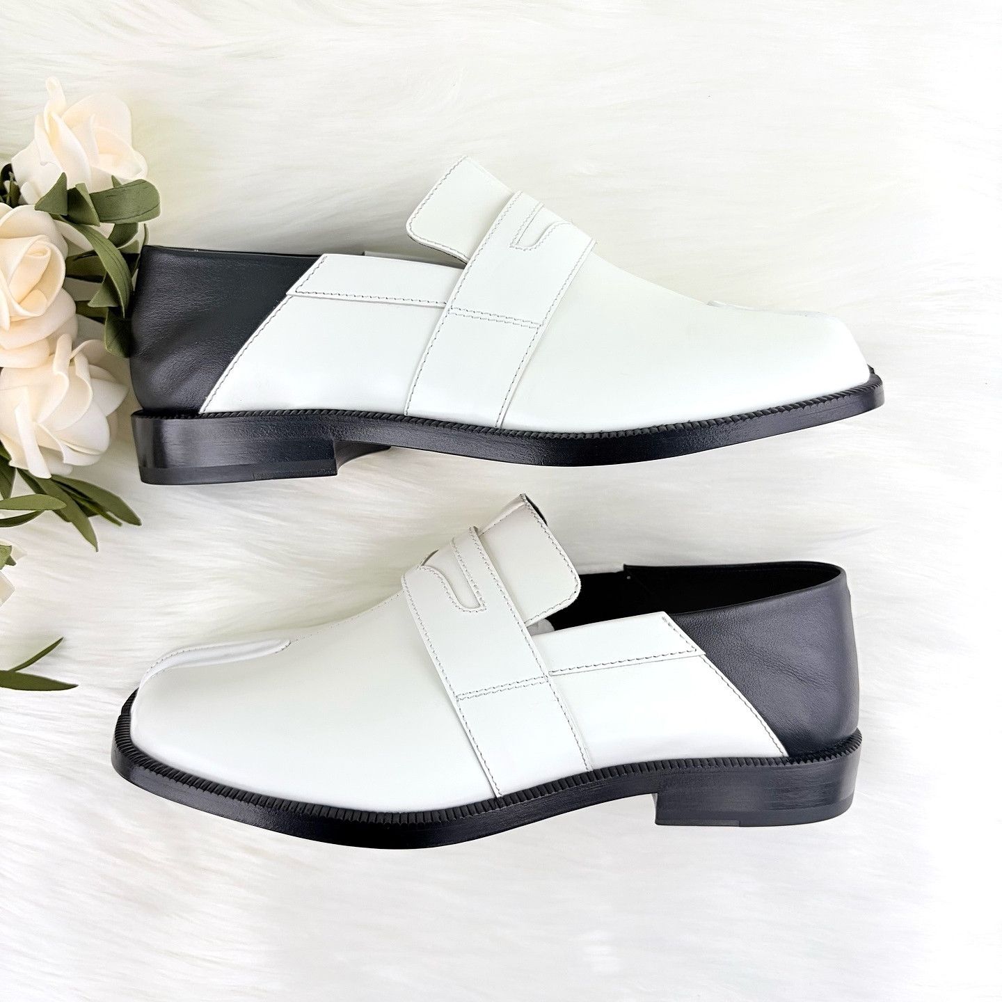 Maison Margiela Maison Margiela Tabi Two-Tone Loafers Size 37 Size US 7 / IT 37 - 9 Thumbnail