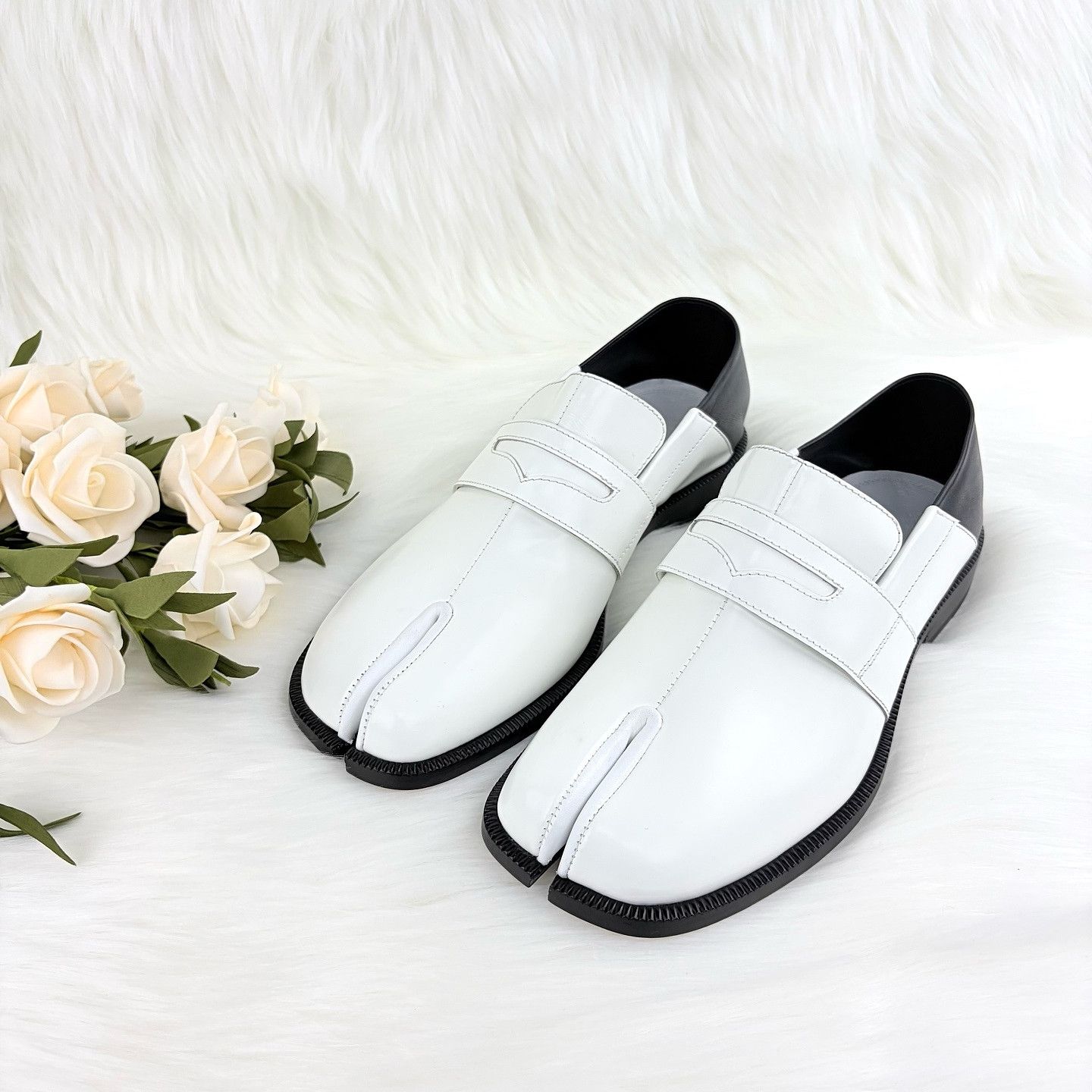 Maison Margiela Maison Margiela Tabi Two-Tone Loafers Size 37 Size US 7 / IT 37 - 6 Thumbnail