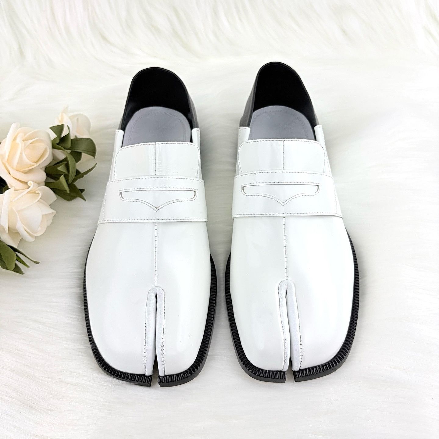 Maison Margiela Maison Margiela Tabi Two-Tone Loafers Size 37 Size US 7 / IT 37 - 7 Thumbnail