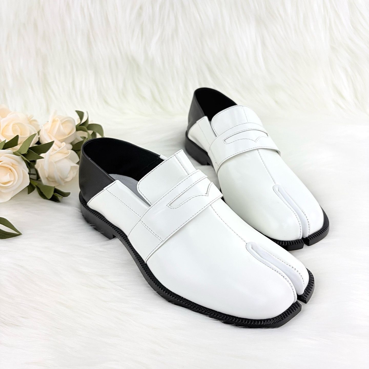 Maison Margiela Maison Margiela Tabi Two-Tone Loafers Size 37 Size US 7 / IT 37 - 10 Thumbnail