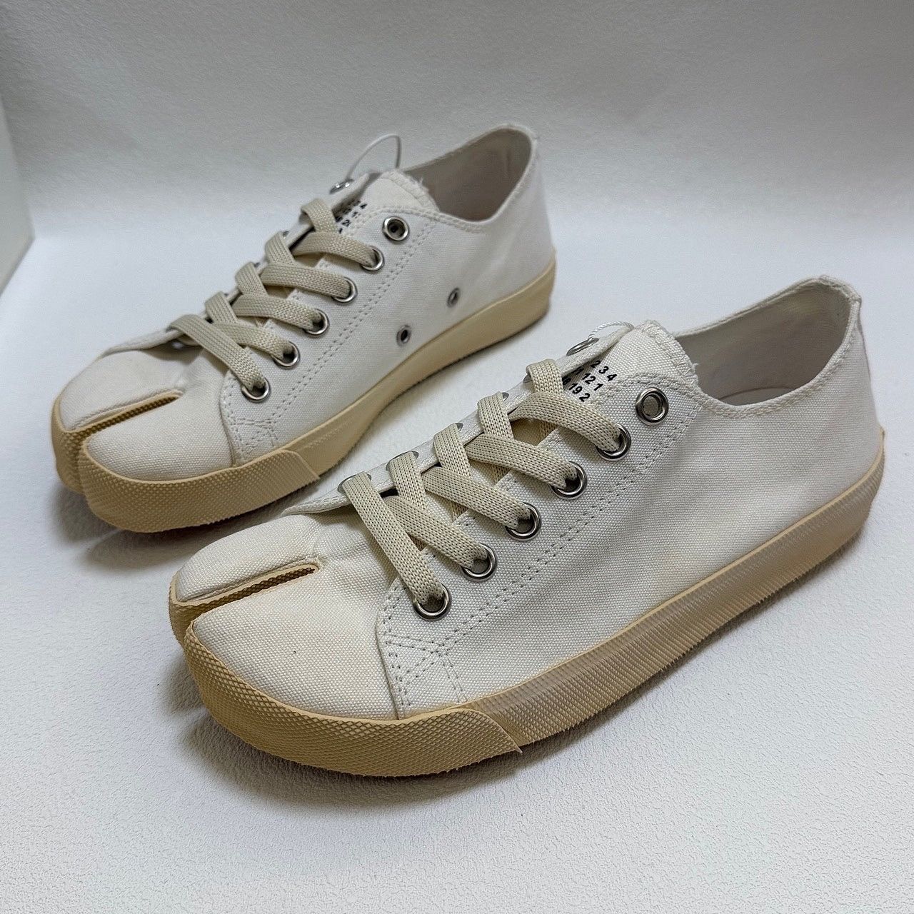 Maison Margiela Maison Margiela Tabi Low-Top Sneakers Size 38 Size US 8 / IT 38 - 6 Thumbnail