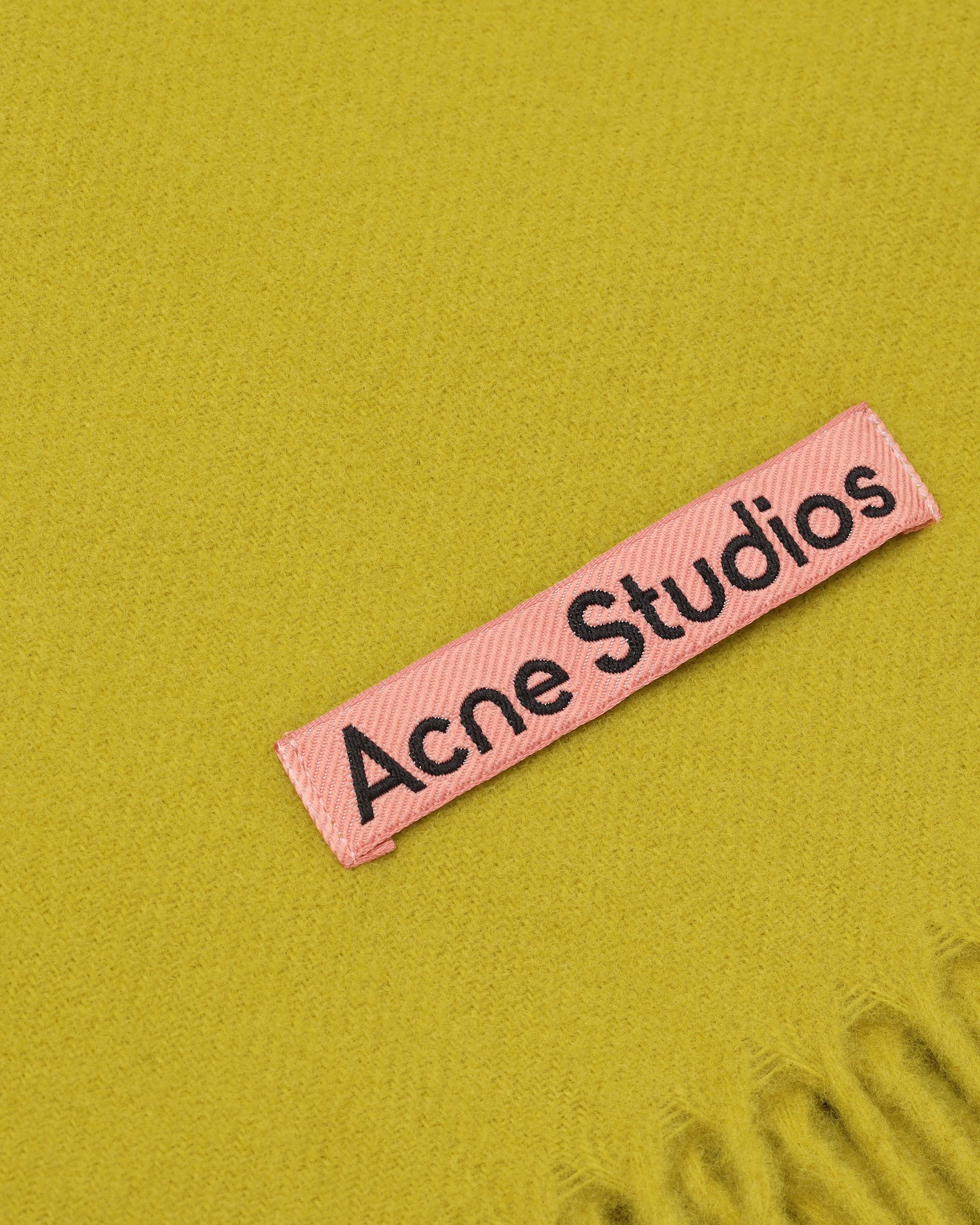 Acne Studios Acne Studios Fringe Pendant Ornament Fur Fleece Scarf Size ONE SIZE - 3 Thumbnail