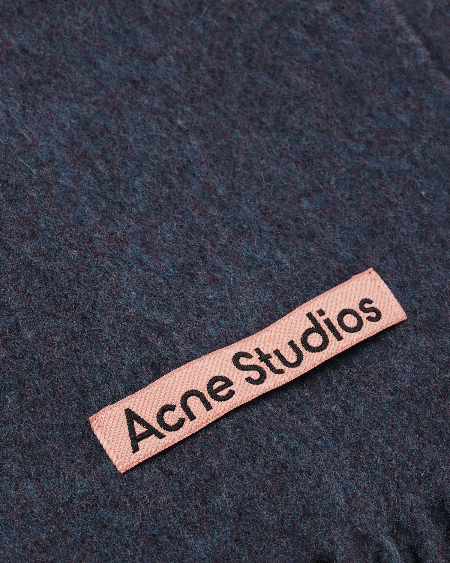 Acne Studios Acne Studios Label Stitched Detail Scarf Size ONE SIZE - 3 Thumbnail