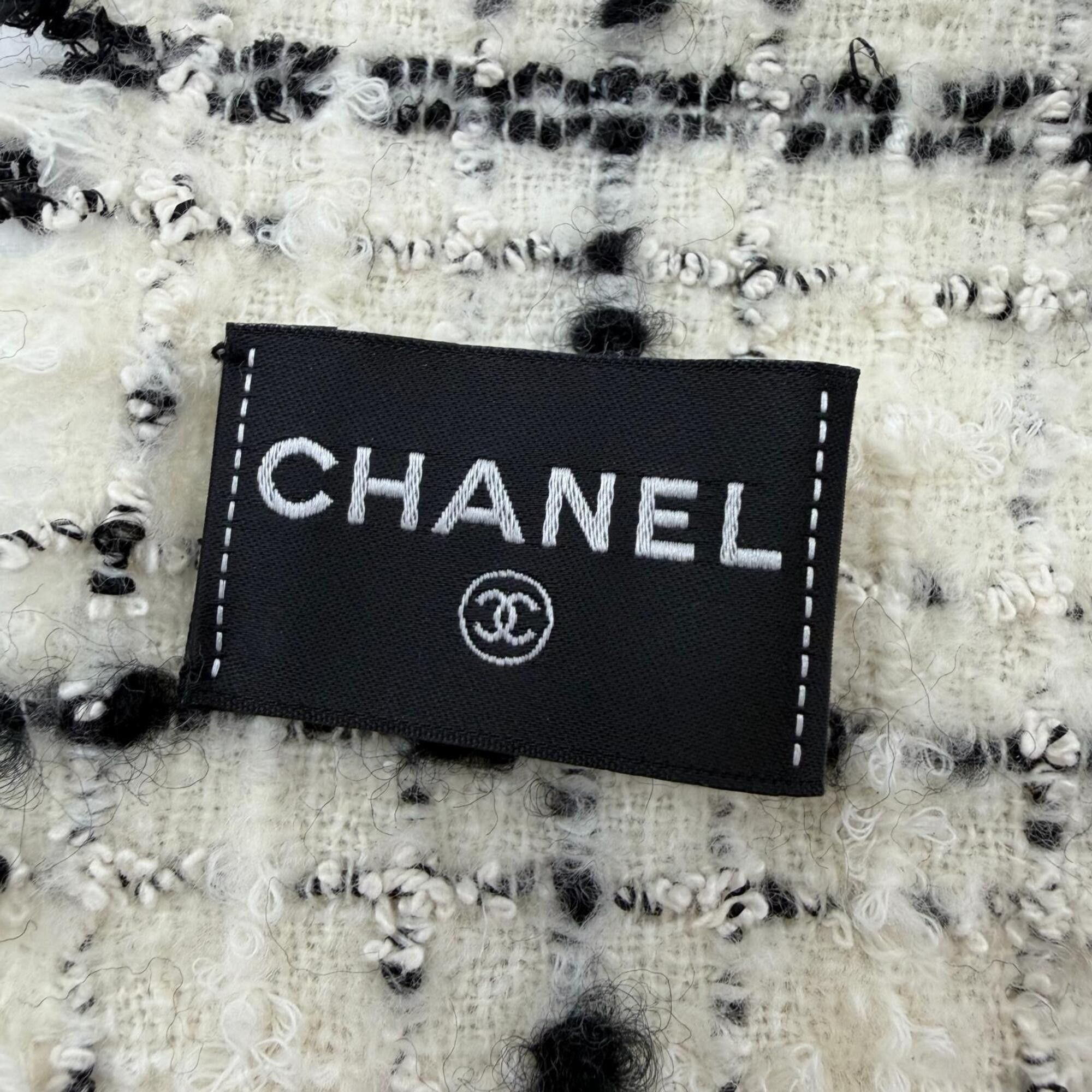 Chanel CHANEL 2025/2026 Model AAB731 Current Cashmere Blend Cruise Collection Show Coco Mark Tweed Stole/Scarf White/Black Made in Italy Women's with Box Size ONE SIZE - 8 Thumbnail