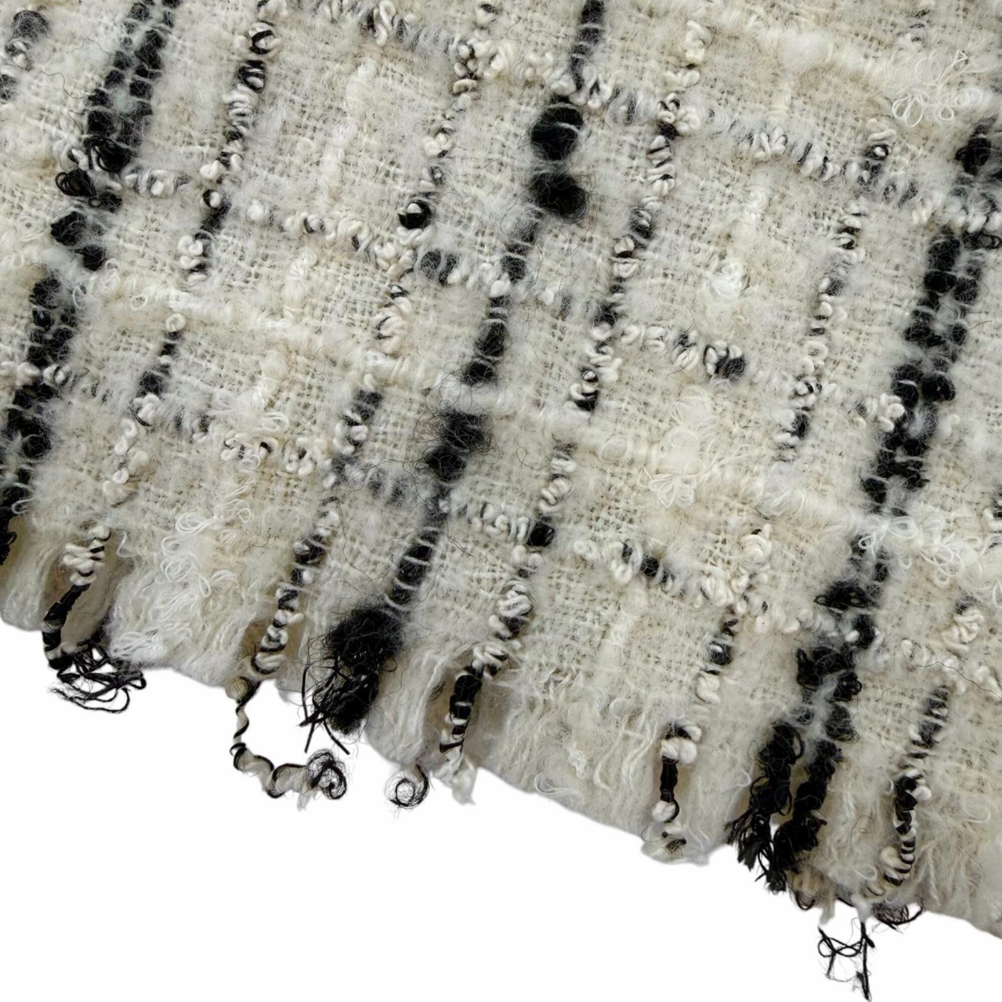 Chanel CHANEL 2025/2026 Model AAB731 Current Cashmere Blend Cruise Collection Show Coco Mark Tweed Stole/Scarf White/Black Made in Italy Women's with Box Size ONE SIZE - 7 Thumbnail