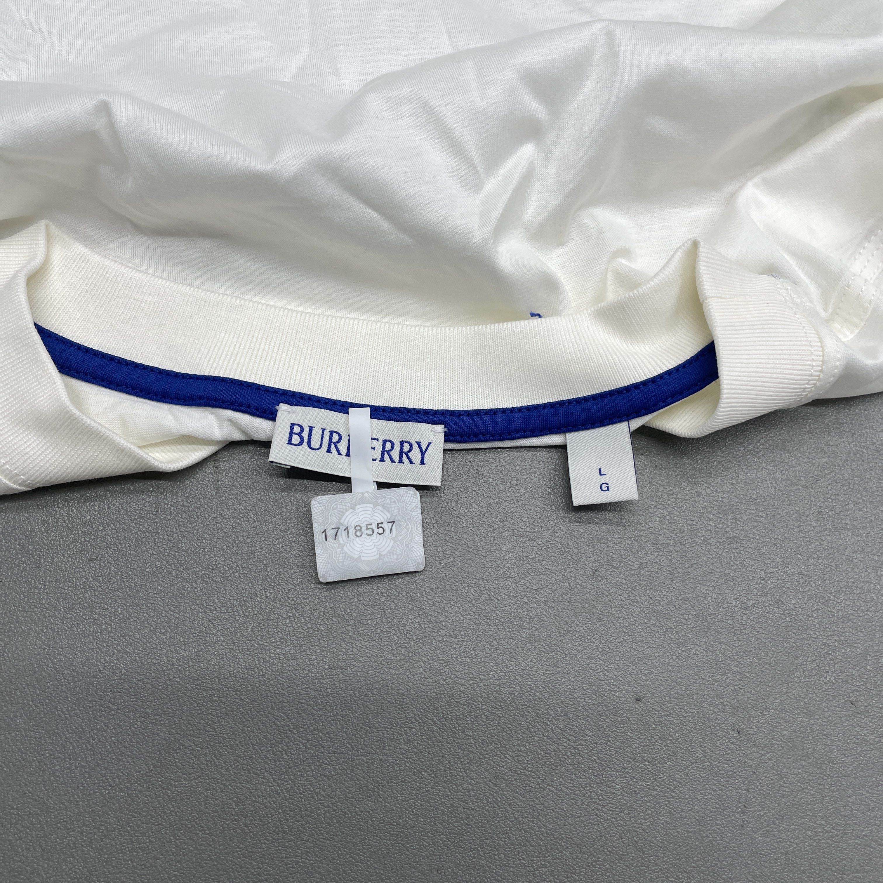 Burberry Burberry Equestrian Logo T-Shirt Size L Size US L / EU 52-54 / 3 - 3 Thumbnail