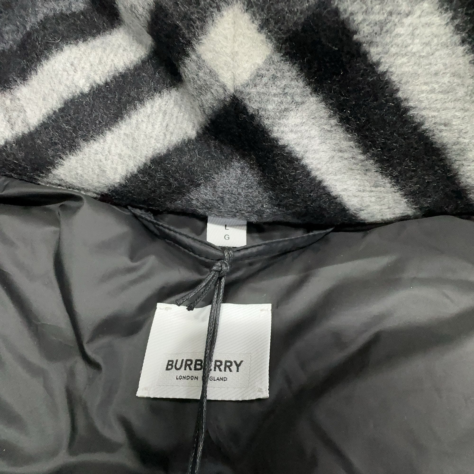 Burberry Burberry Logo Patch Down Jacket Size L Size US L / EU 52-54 / 3 - 5 Thumbnail